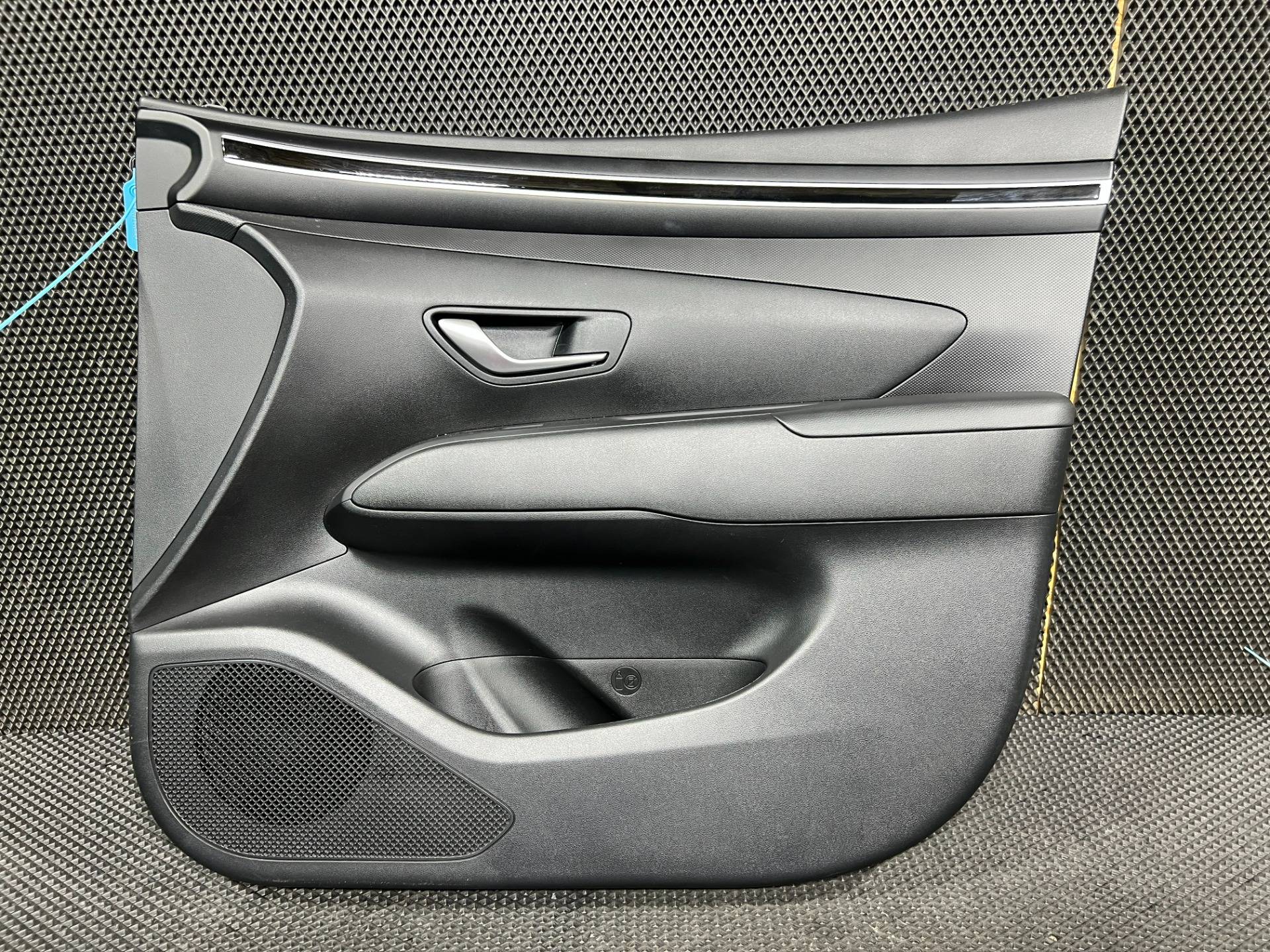 Обшивка двери передней правой (дверная карта) Hyundai Tucson 4 поколение (NX4) 2024 OEM 82376-CW020, 82320-CW000NNB, 82386-CW020NNB, 82302-CW010NNB, 82340-CW000NNB, 82360-CW000, 82306CW000NNB