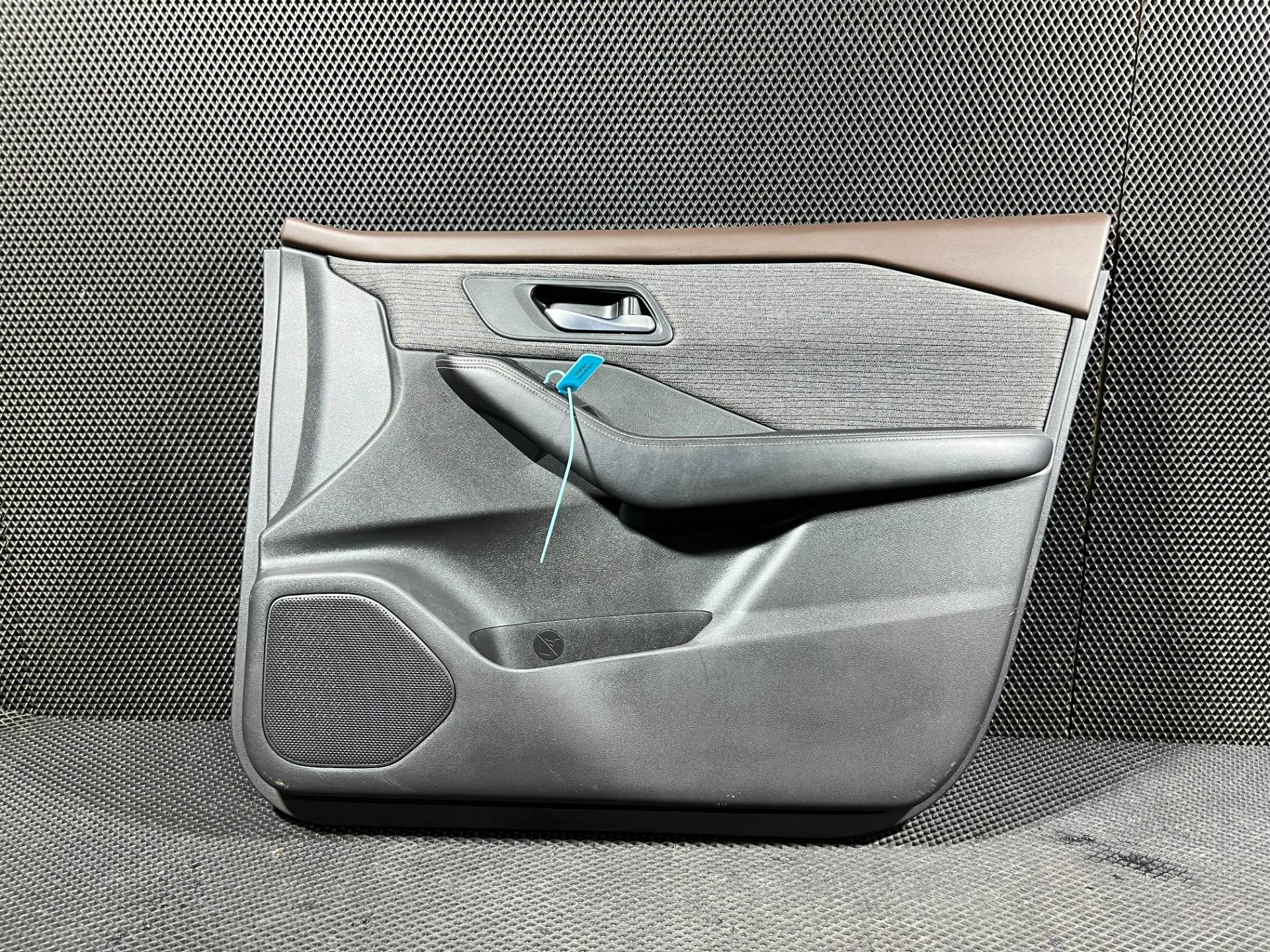 Обшивка двери передней правой (дверная карта) Nissan Rogue T33 2022 OEM 809A06RR7A, 809106RR0A, 806826RR0D, 809766RR001