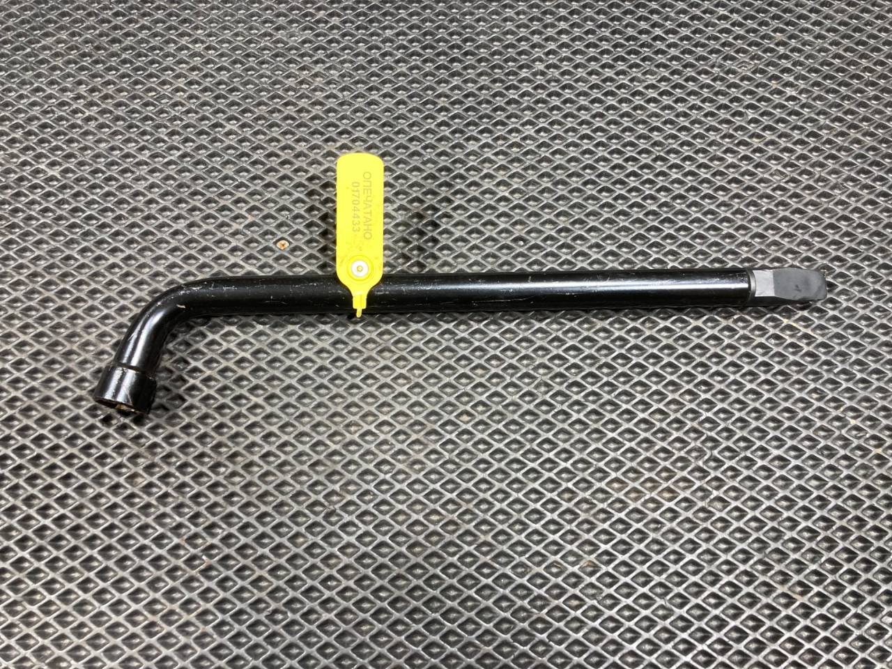 ключ колесный (балонный) Jaguar XE 1 поколение X760 2016, 2.0 л., 204PT, бензин, АКПП, седан, 1R8A17032AB, T2H37992, XR852021 - фото №1