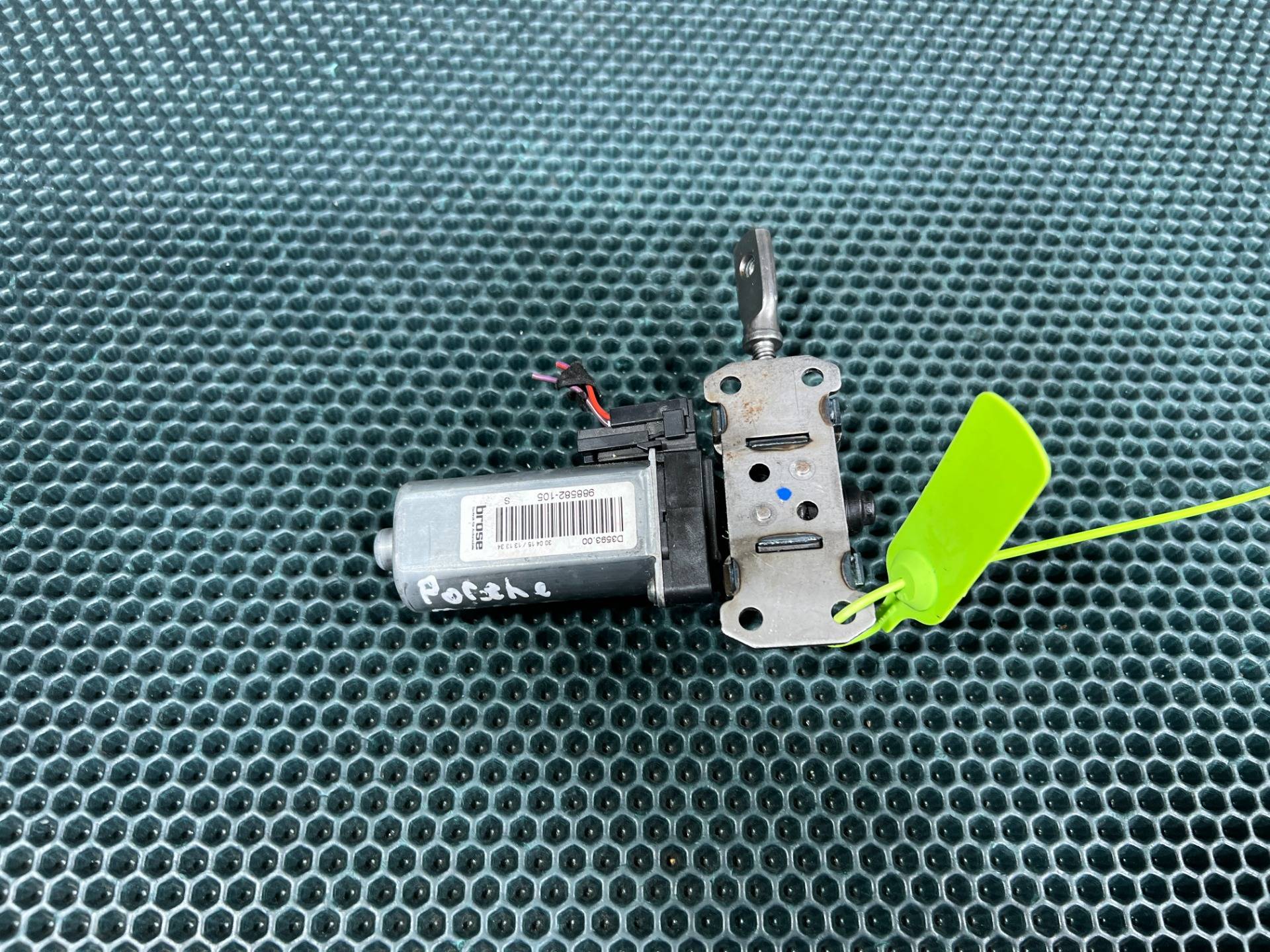 моторчик регулировки сиденья Porsche Cayenne 958 2020 OEM 988582-105