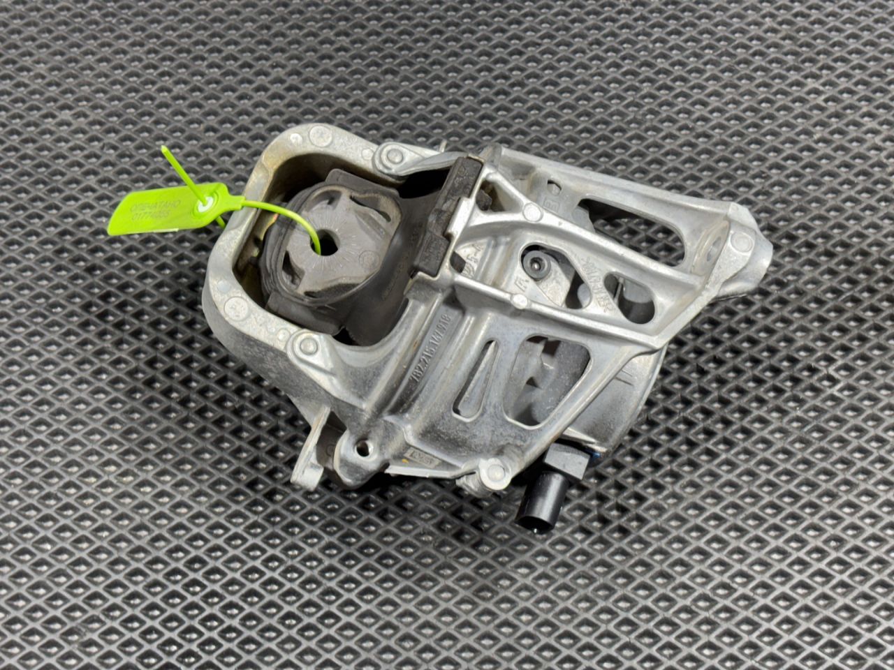 подушка крепления двигателя Audi A8 D5 2020, 4.0 л., гибрид, АКПП, седан, 4M0199256AK - фото №1