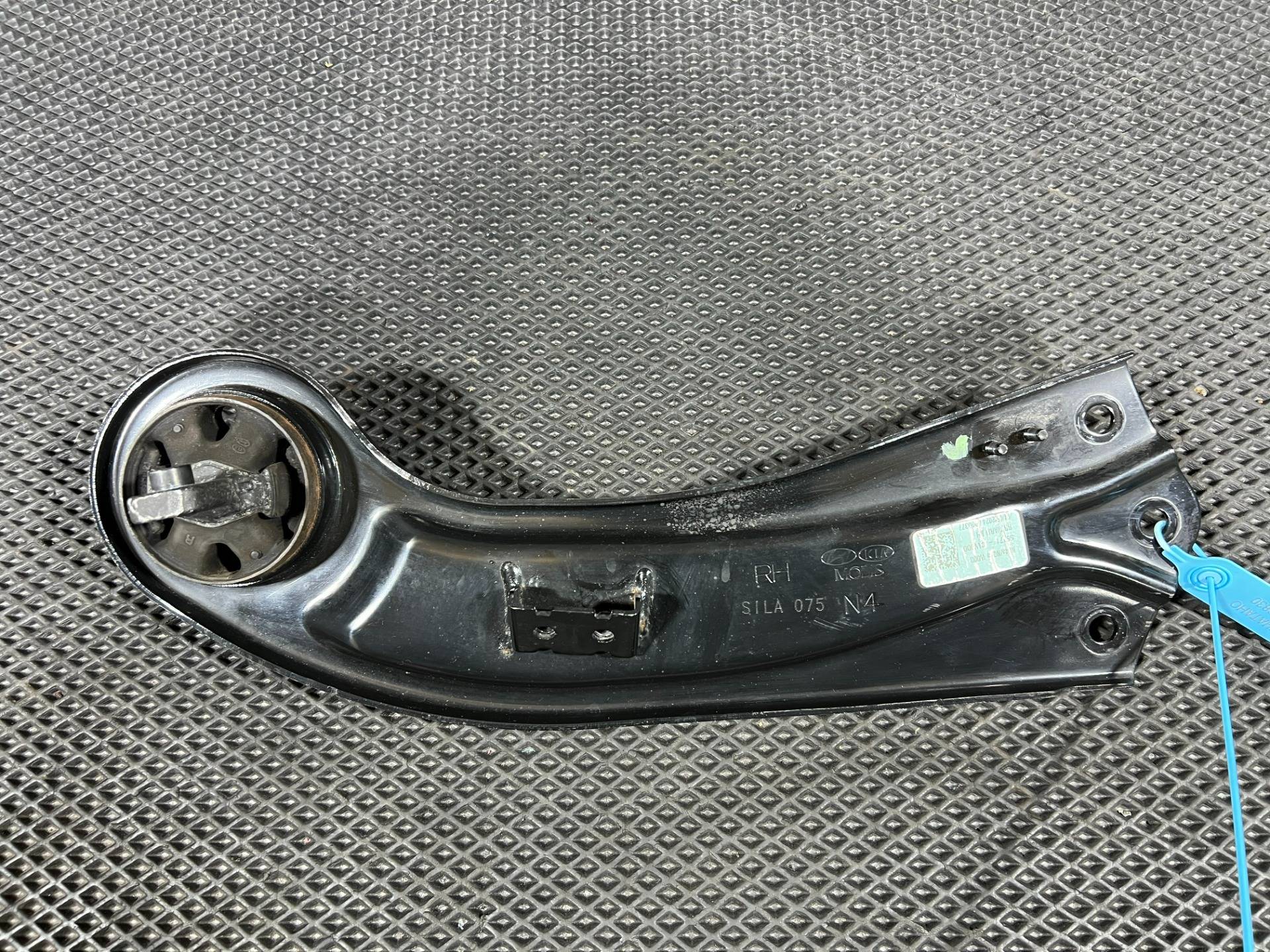 рычаг задний правый Kia Sportage 5 2024 OEM 55271CW000