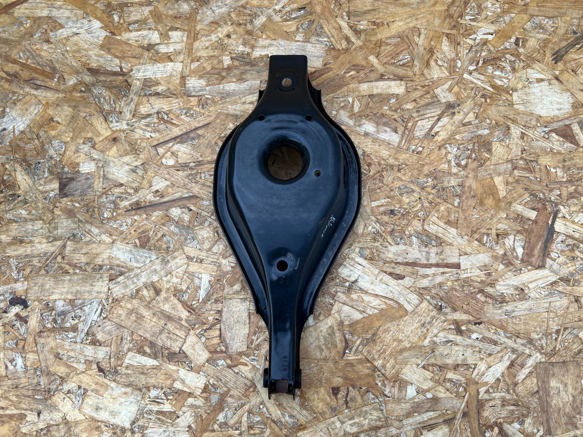 рычаг задний Nissan Rogue T33 2023 OEM 551B06RR0A, 551B0-6RA0A