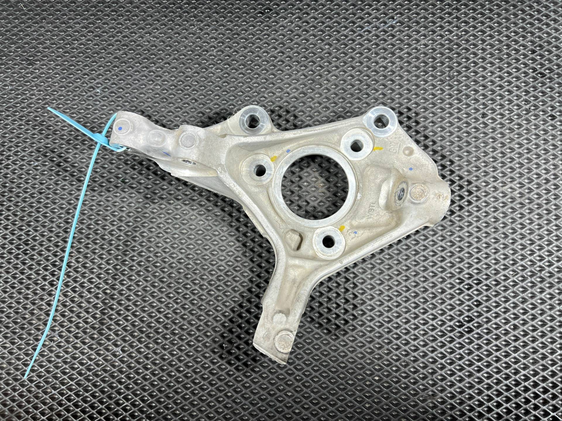 кулак поворотный левый Buick Encore GX 2024 OEM 42757358