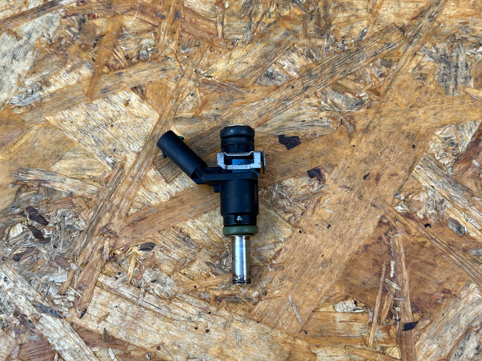 Форсунка Audi A7 4G 2016 OEM 06E906031, 06E906031A