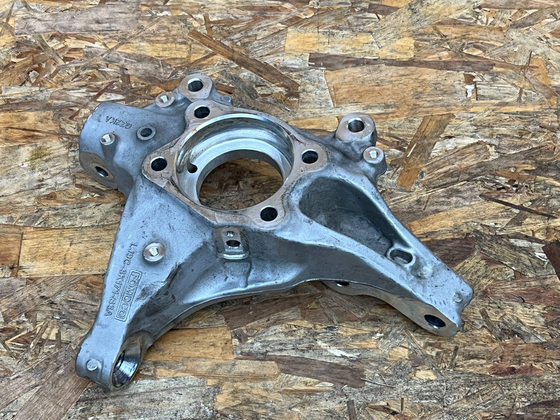кулак поворотный левый Ford Mustang Mach-E 2023 OEM LJ9C3K171B3A