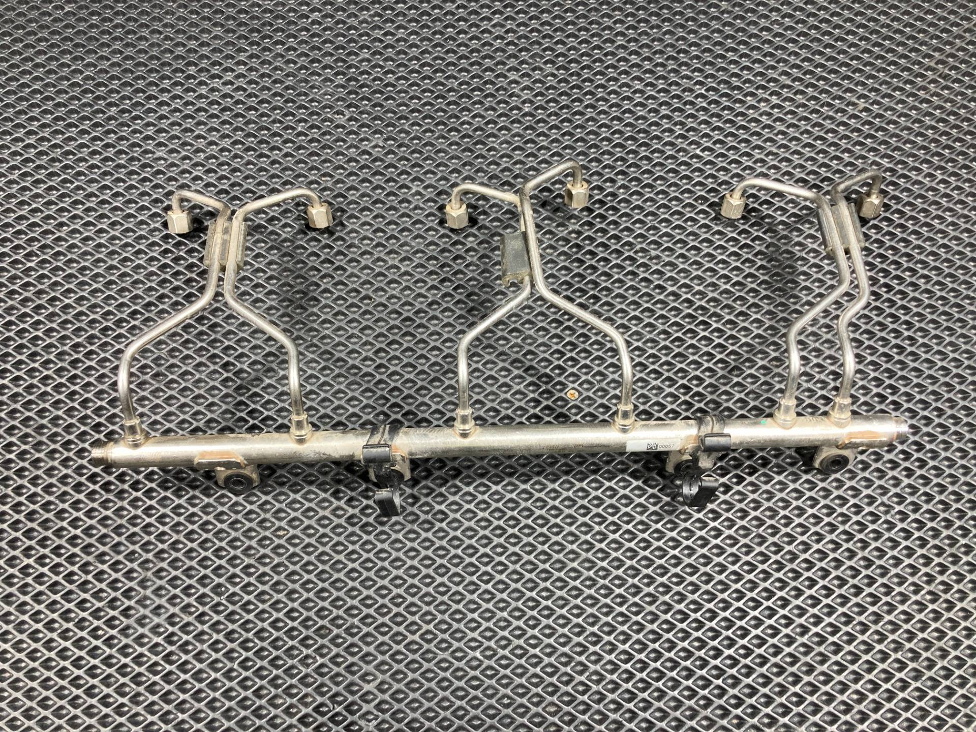 топливная рампа BMW 6 F06/F12/F13 2018 OEM 7649710