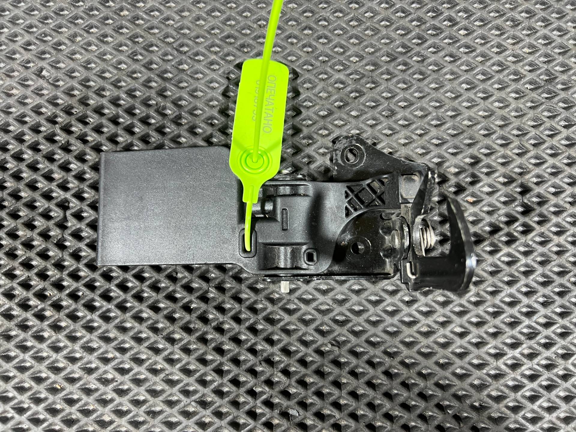 Крюк капота Audi Q3 8U 2016 OEM 8U0823480B