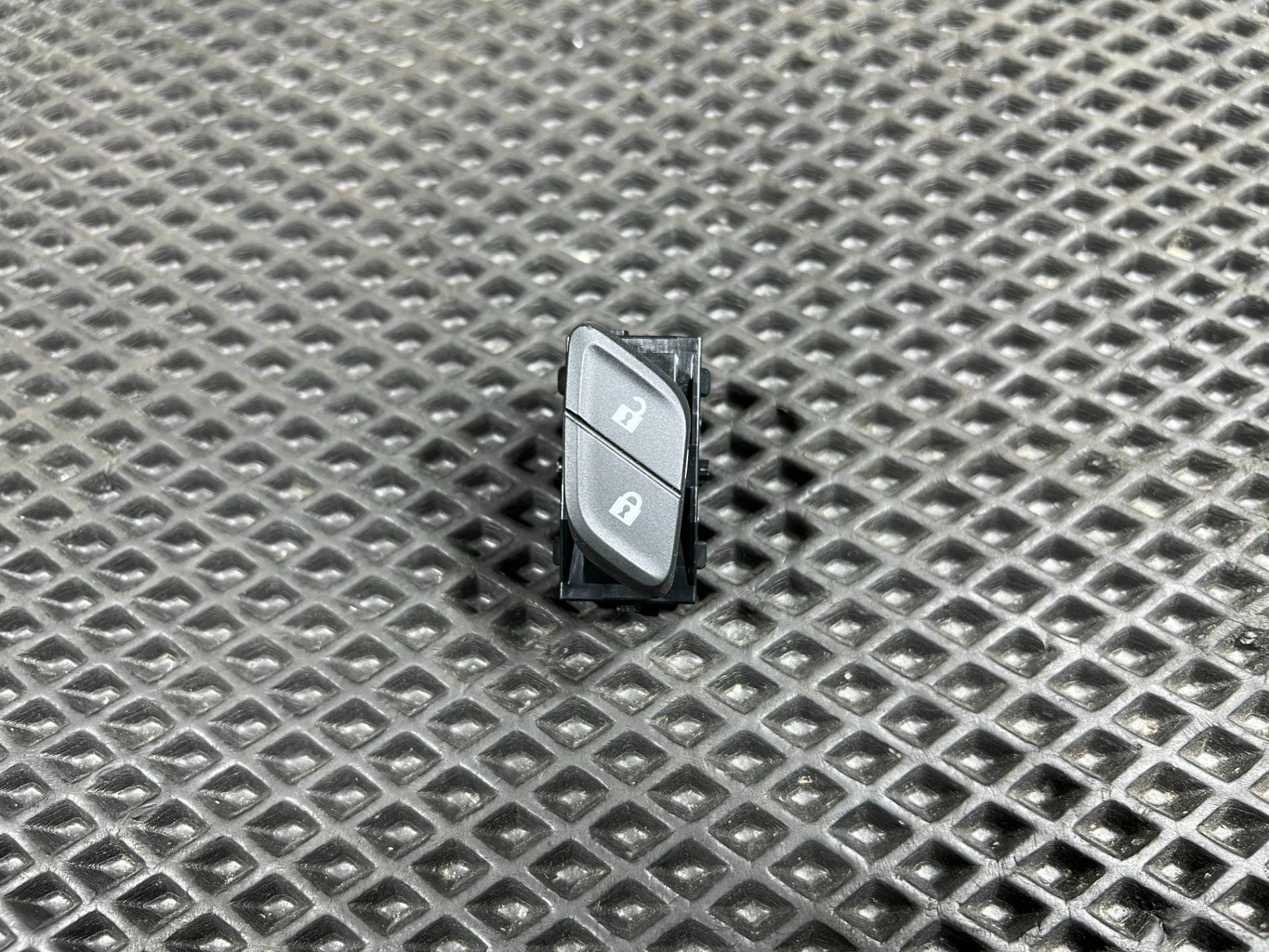Кнопка центрального замка Buick Envision рестайлинг 2024 OEM 84629910, 13423093, 87816456