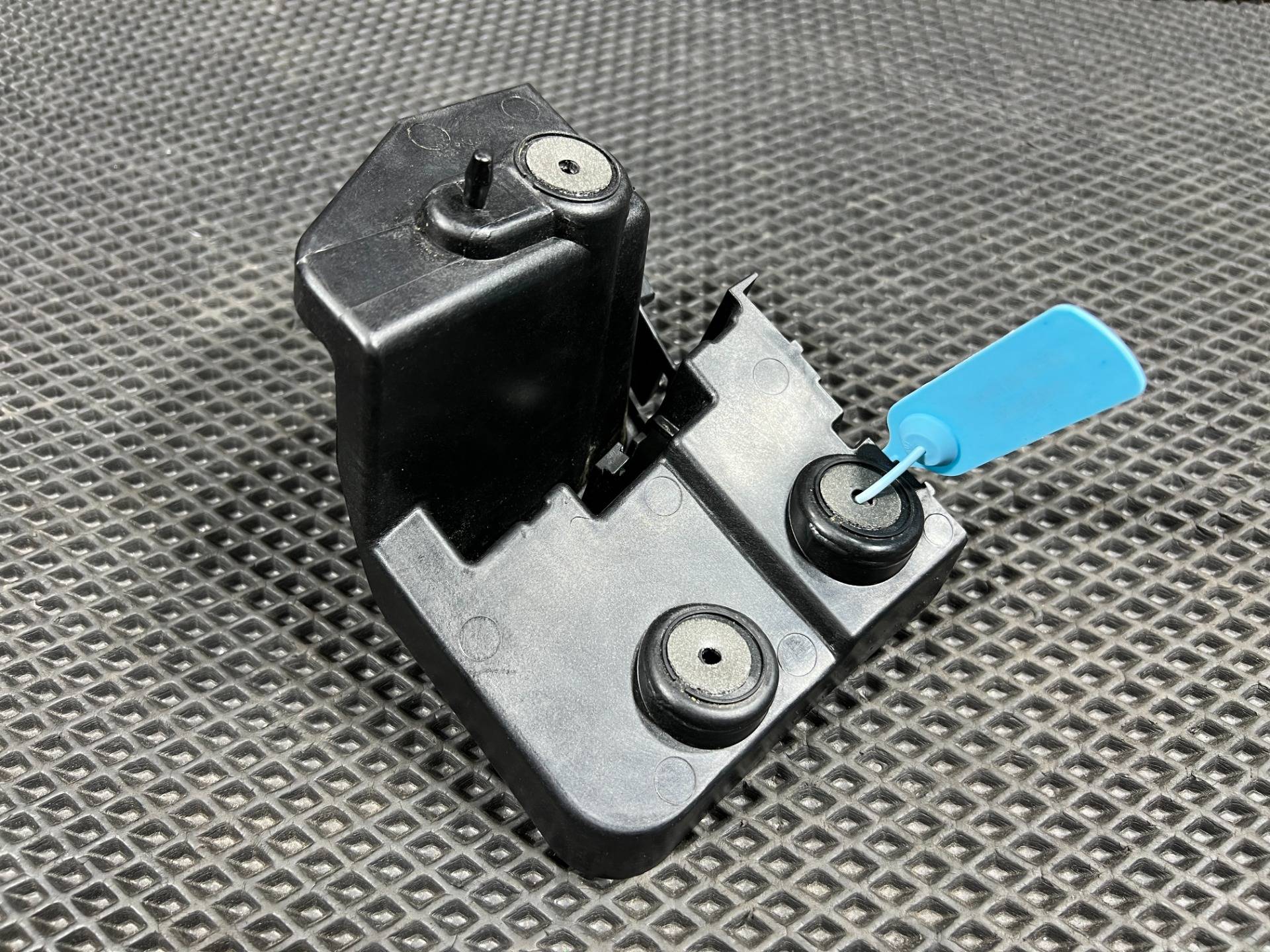 кронштейн крепления бампера заднего Buick Encore GX рестайлинг 2024 OEM 42763509