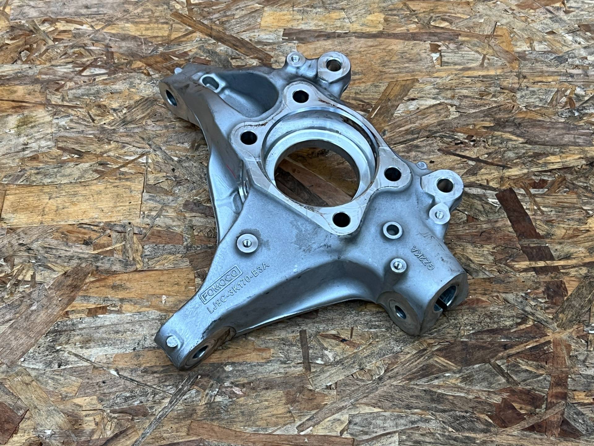 кулак поворотный правый Ford Mustang Mach-E 2023 OEM LJ9C3K170B3A