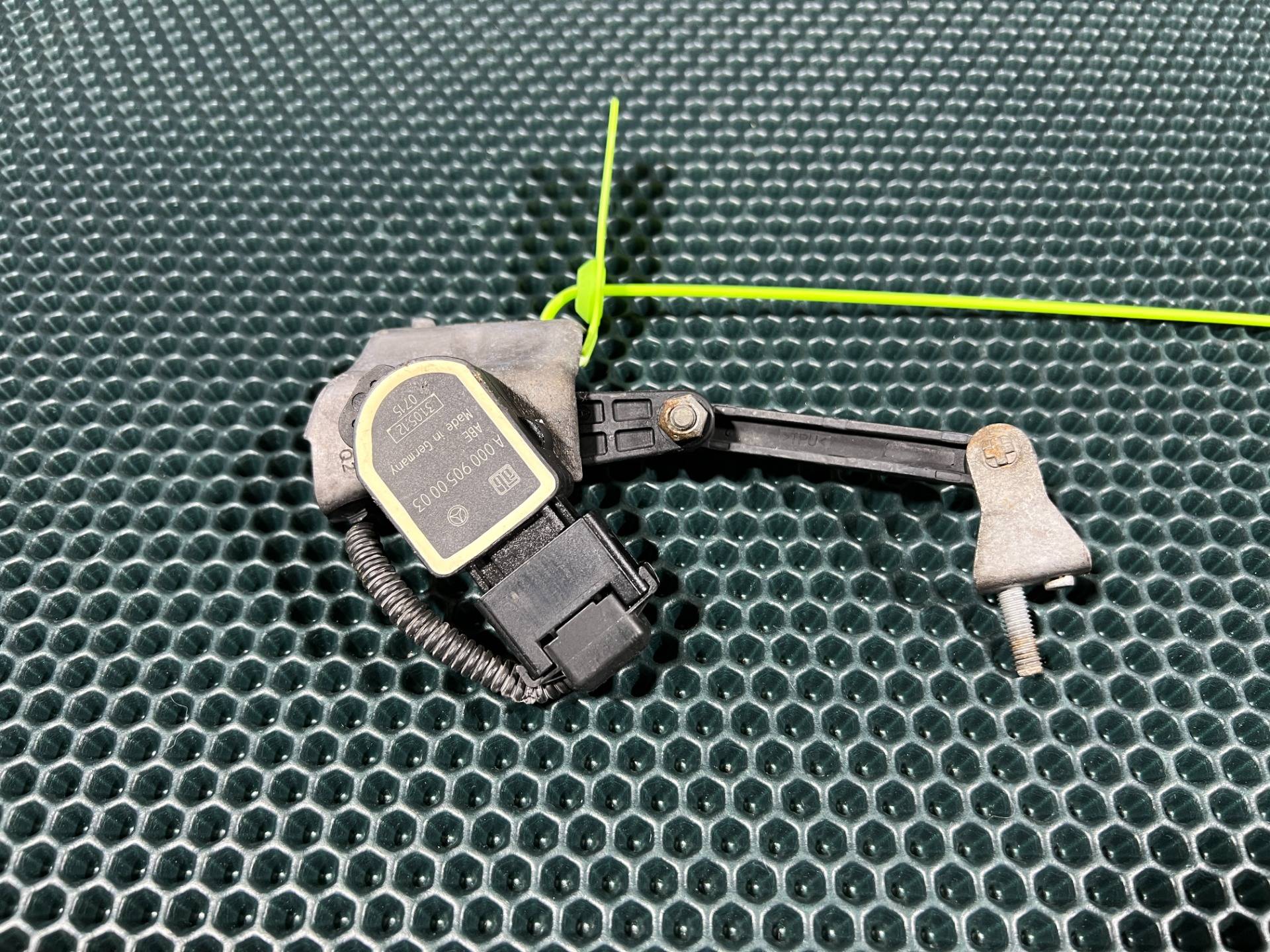 Датчик положения подвески Mercedes-Benz SL R231 2013 OEM A0009050003