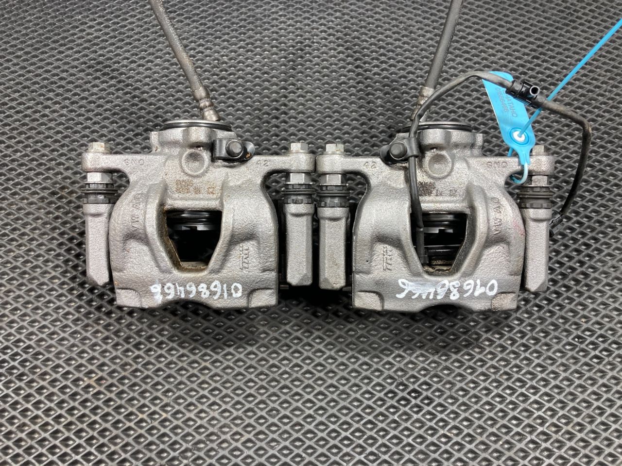 суппорт задний правый Audi A4 B9 2018, 2.0 л., бензин, АКПП, седан, 8W0615404M, 8W0615403M - фото №1