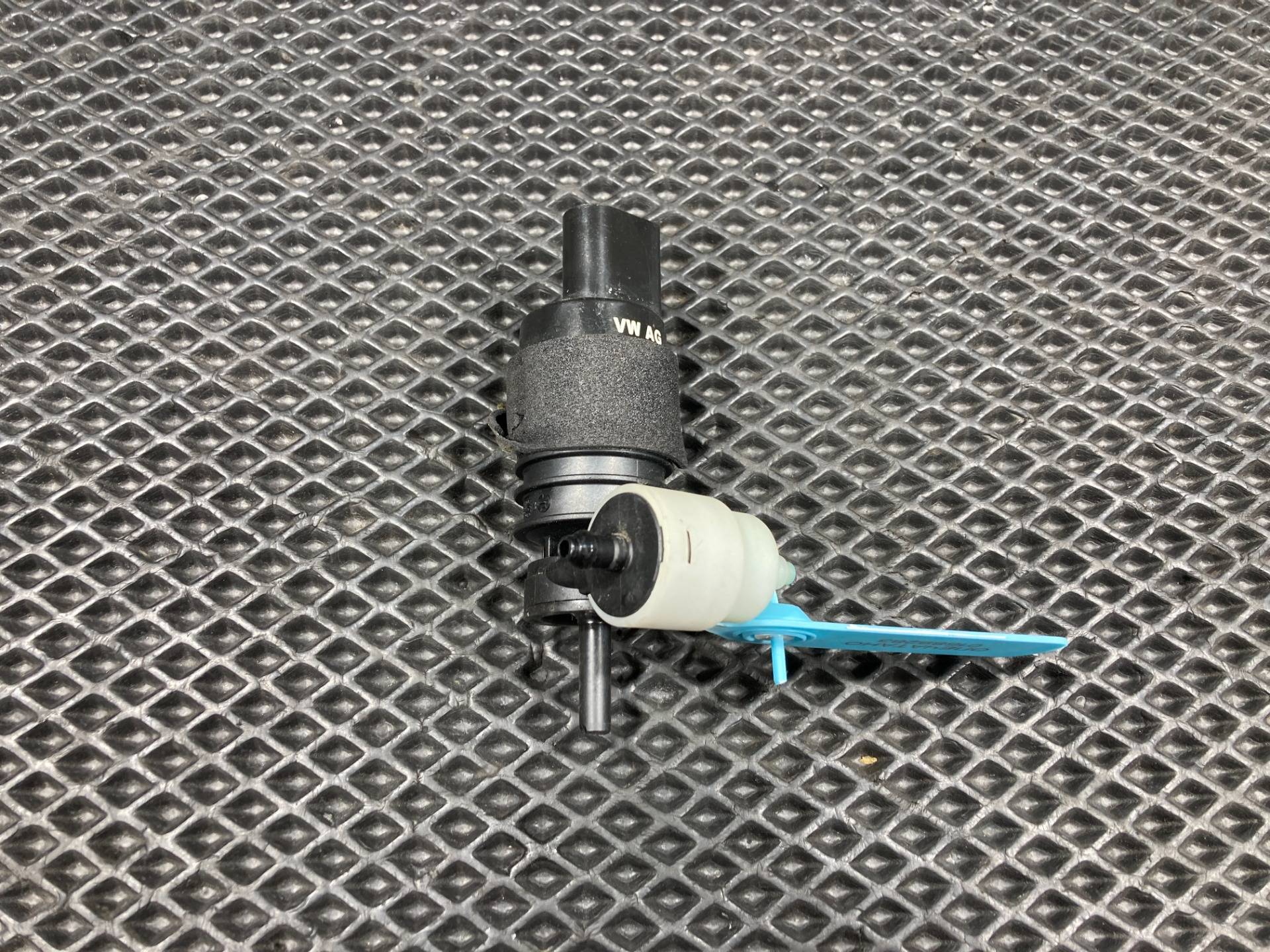 Насос (моторчик) омывателя стекла Audi A3 8Y 2018 OEM 1K0955651