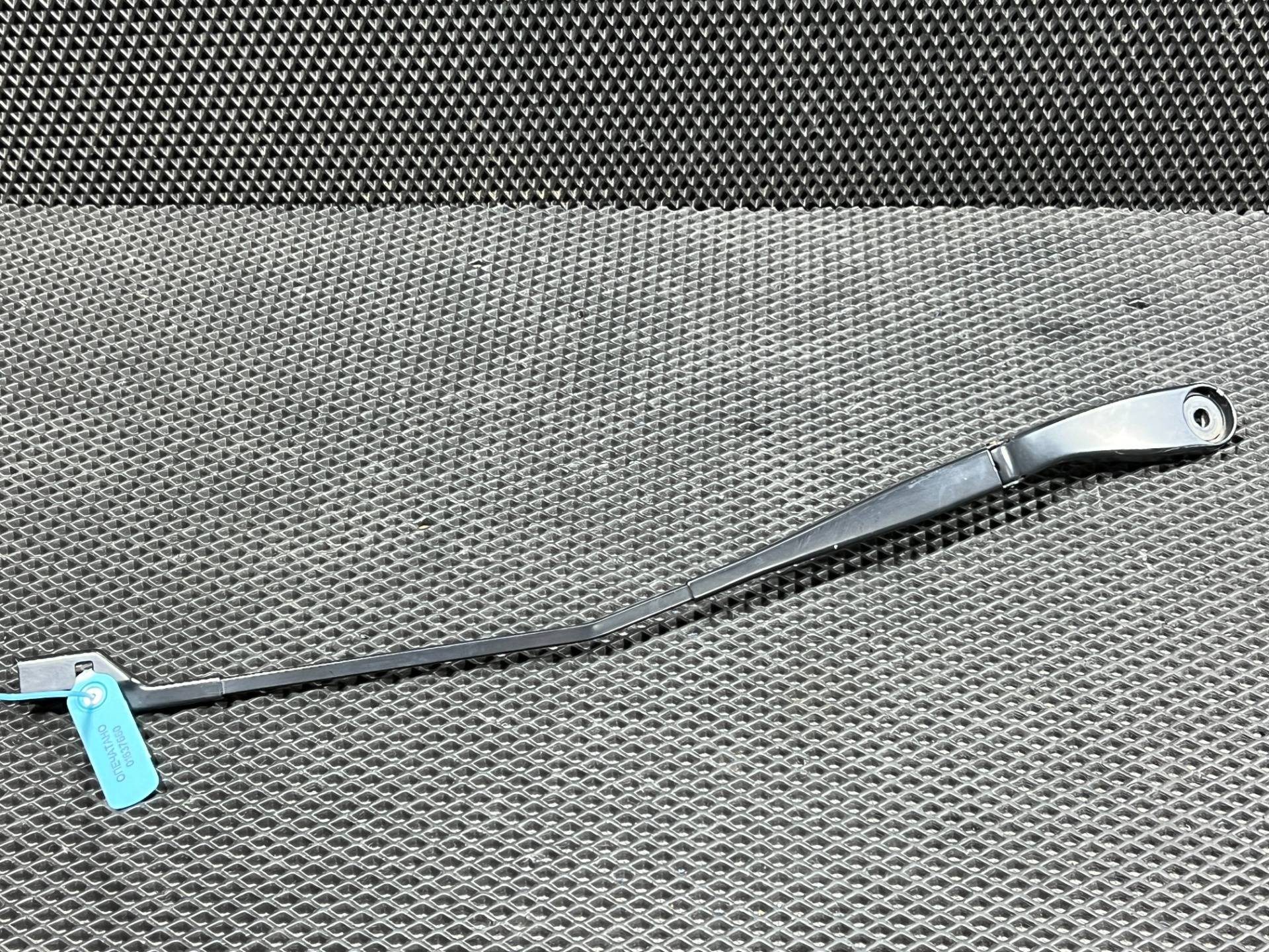 Щеткодержатель (поводок стеклоочистителя, дворник) Ford Mustang Mach-E 2023 OEM LJ8B-17526-AA