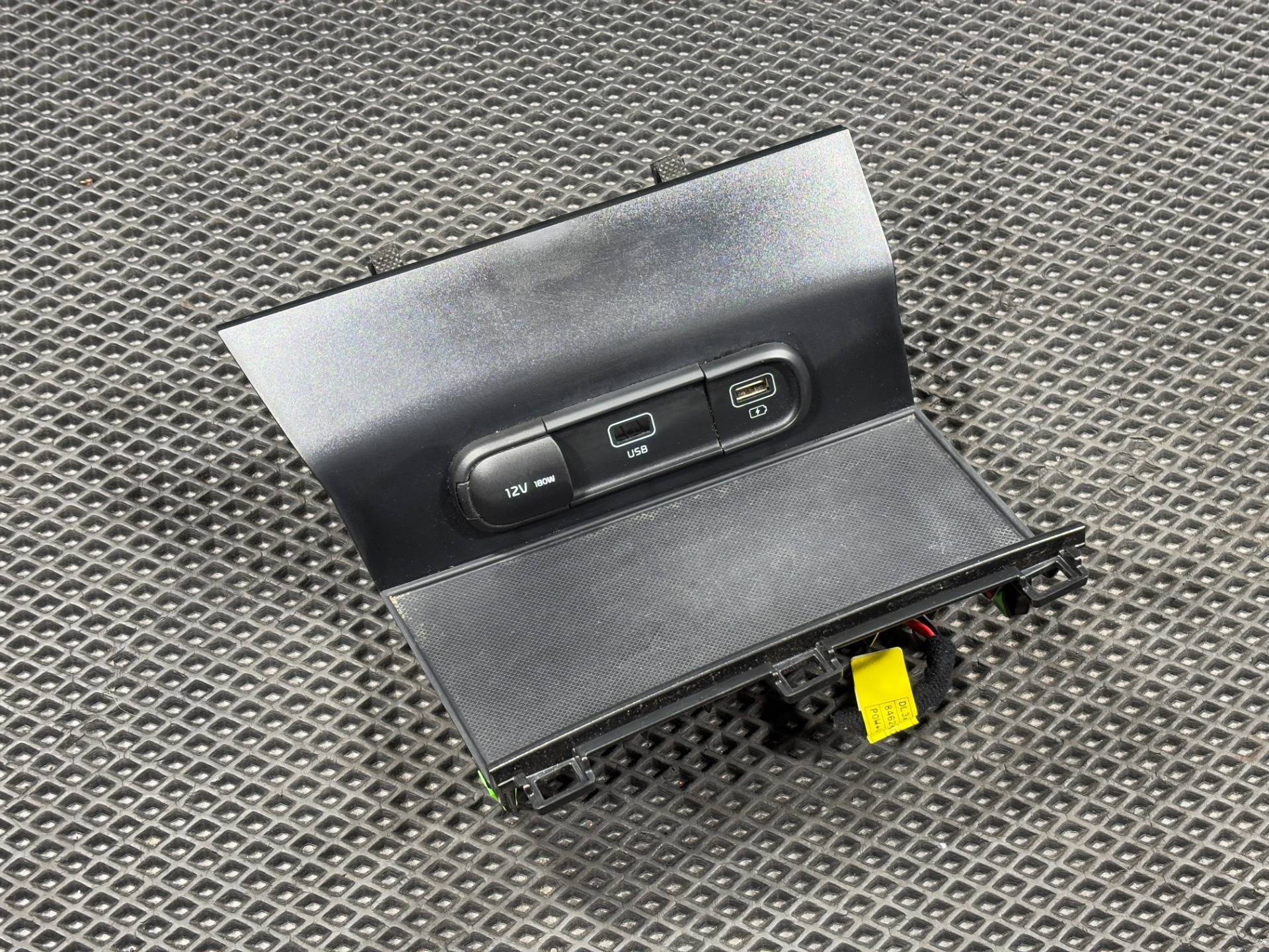 Разъем AUX / USB