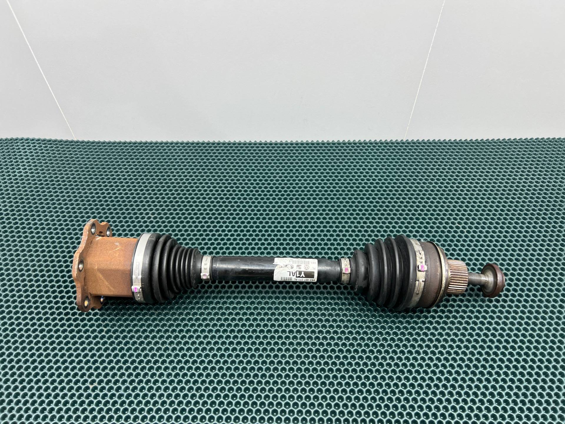 Полуось передняя правая (приводной вал, ШРУС) Audi A5 8T 2015 OEM 8K0407271AL, 8K0407271AF