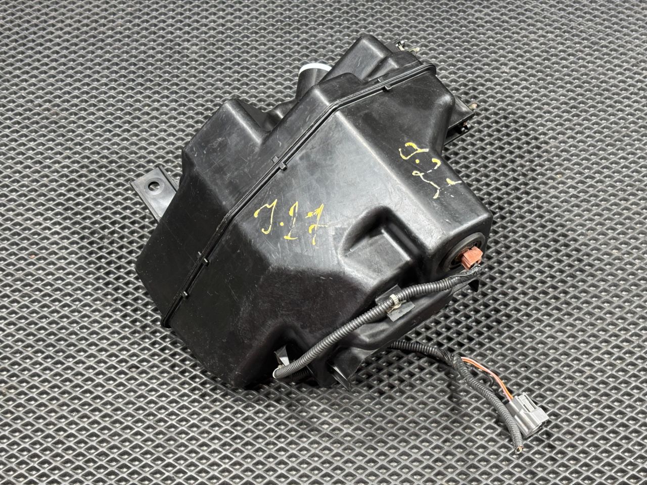 бачок омывателя Infiniti G 3 поколение 2005, 3.5 л., бензин, АКПП, седан, 28910AM600 - фото №1