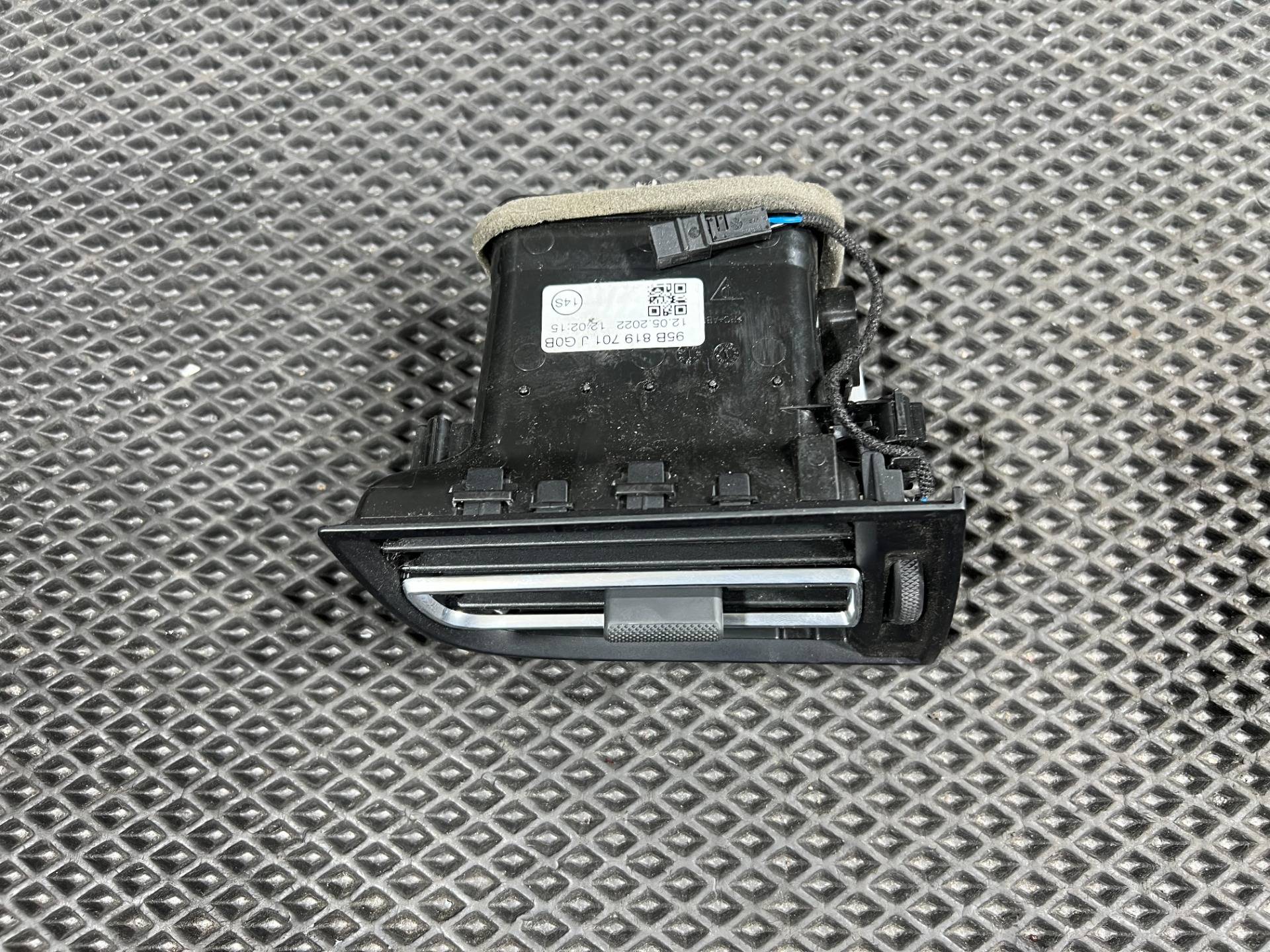 Дефлектор обдува салона Porsche Macan 2-й рестайлинг 2022 OEM 95B819701JG0B, 95B819701J
