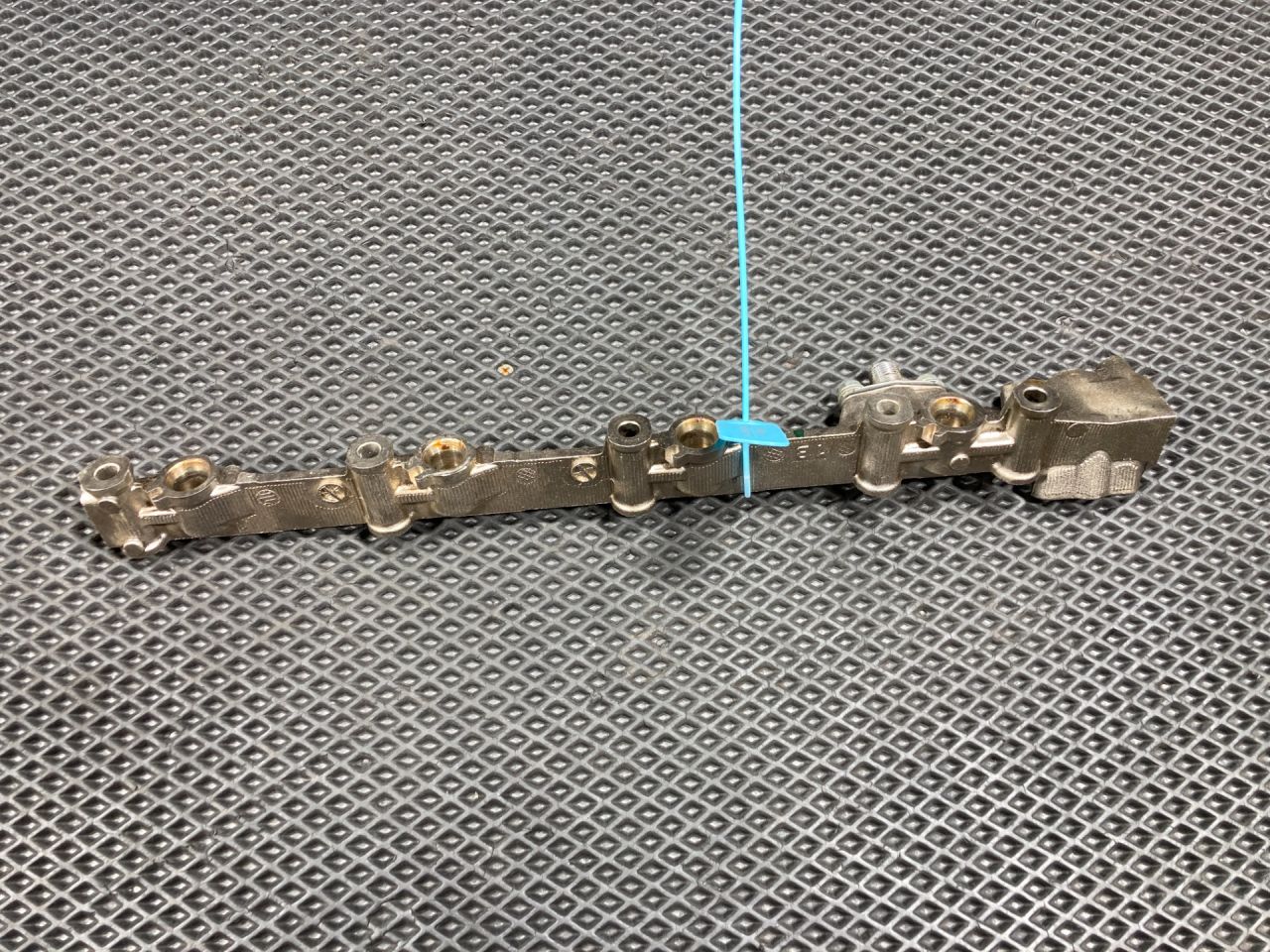 топливная рампа Lexus LS 4 поколение 2007, 4.6 л., 1UR-FSE, бензин, АКПП, седан, 2381438051 - фото №1