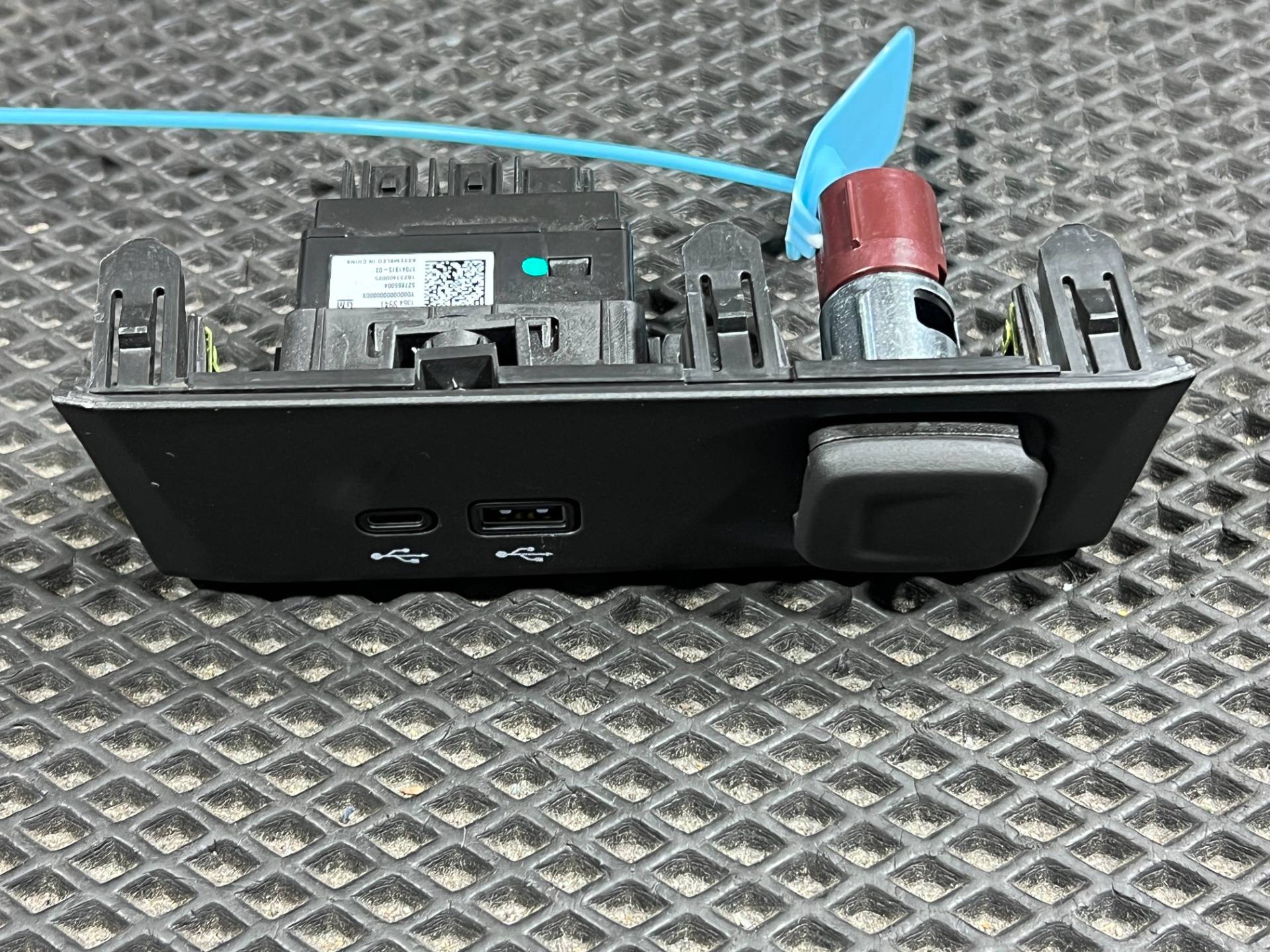 Разъем AUX / USB GMC Terrain 3 2024 OEM 13549941, 13561808