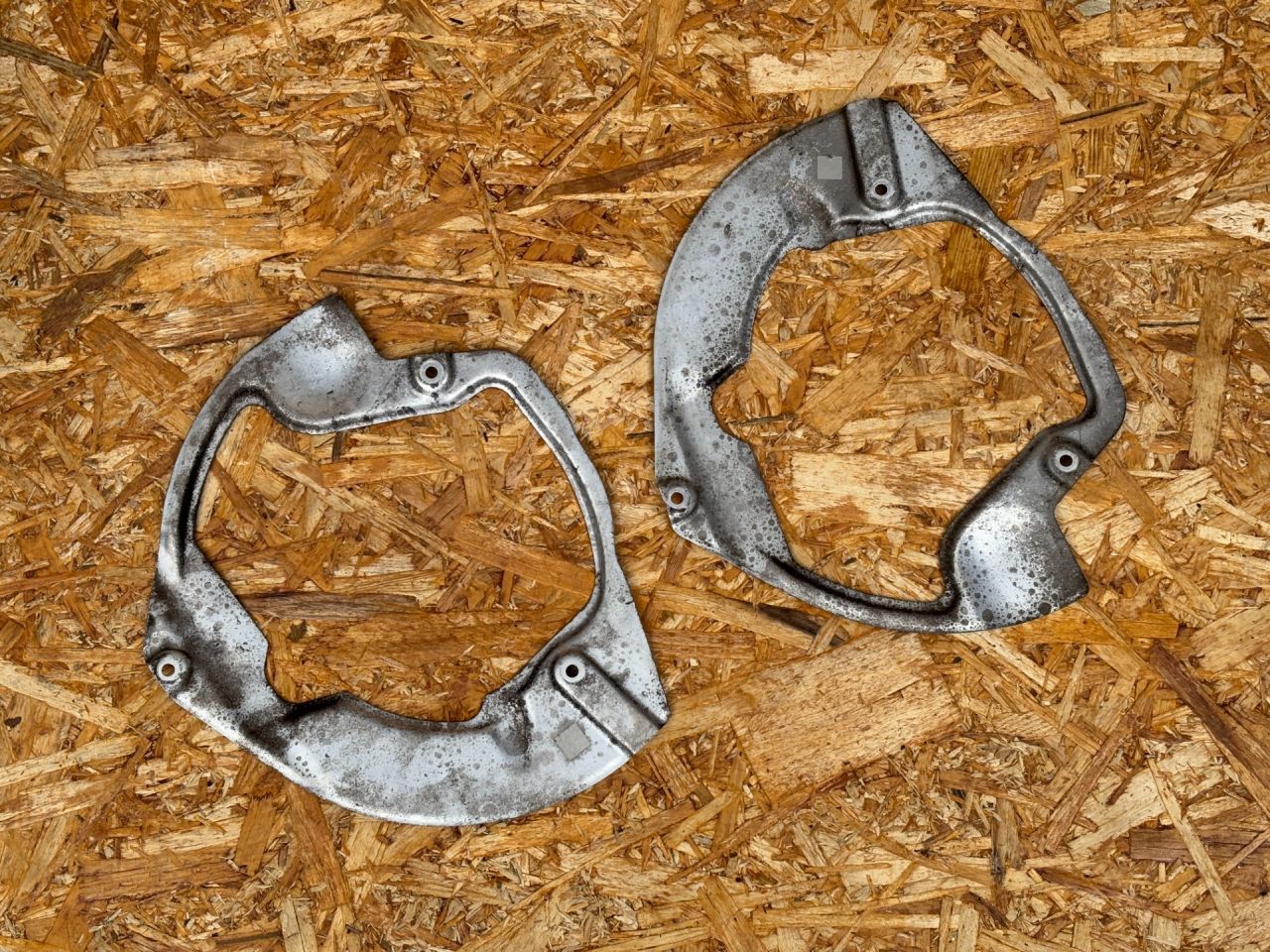 защитный кожух тормозного механизма Porsche Boxster 981 2016, 3.4 л., бензин, 98135180100, 98135180200 - фото №1