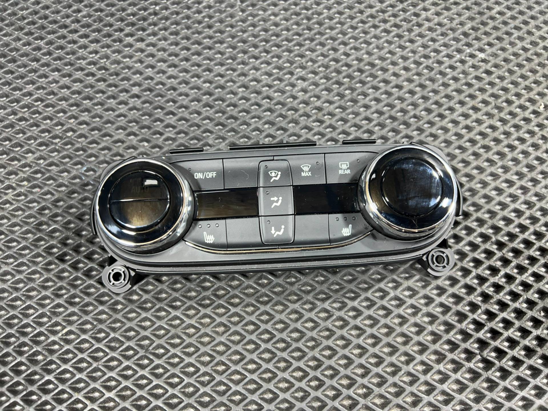 Блок управления печки/климат-контроля Chevrolet TrailBlazer 3 2024 OEM 42854938