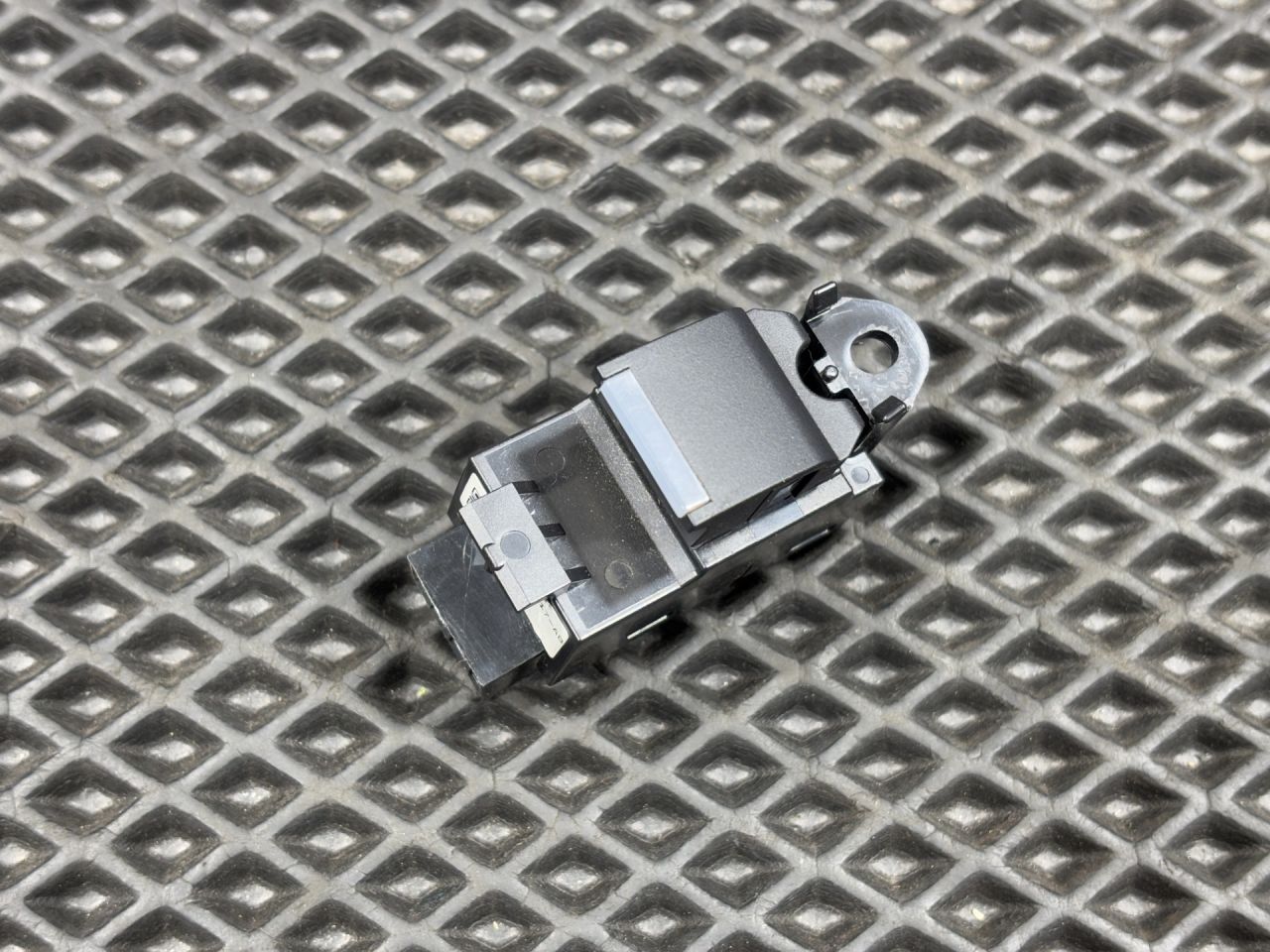 кнопка стеклоподъемника двери Land Rover Range Rover 4 поколение 2017, 3.0 л., бензин, АКПП, внедорожник 5 дв., FK7214717AB, LR059773 - фото №1