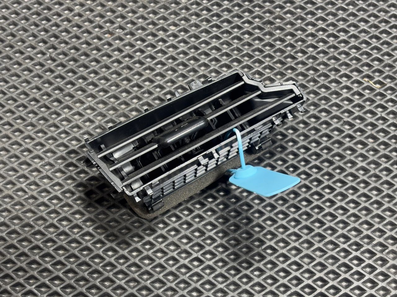 дефлектор обдува салона Volkswagen Taos 1 поколение 2021, 1.5 л., DNK, бензин, АКПП, внедорожник 5 дв., 2GJ858415 - фото №1