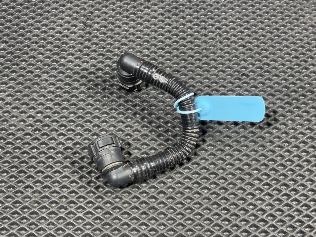 патрубок (трубопровод, шланг) Volkswagen Taos 1 поколение 2021, 1.5 л., DNK, бензин, АКПП, внедорожник 5 дв., 5QM201931 - фото №1