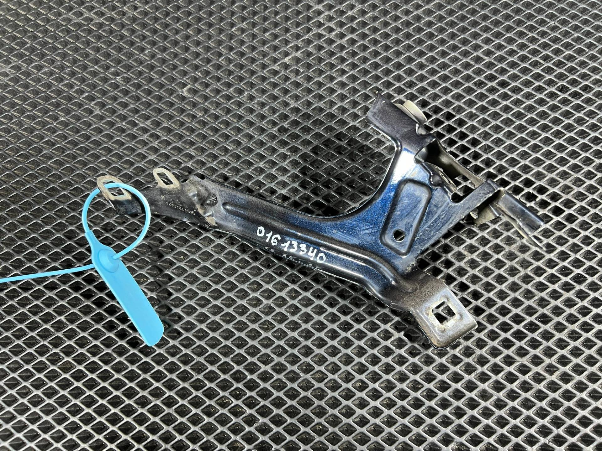Кронштейн крепления крыла BMW 7 G11/G12 2017 OEM 7347424