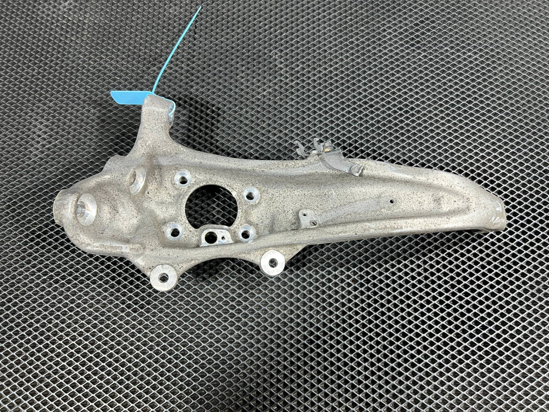 кулак поворотный правый BMW 7 G11/G12 2017 OEM 31206884378, 6884378, 6861139