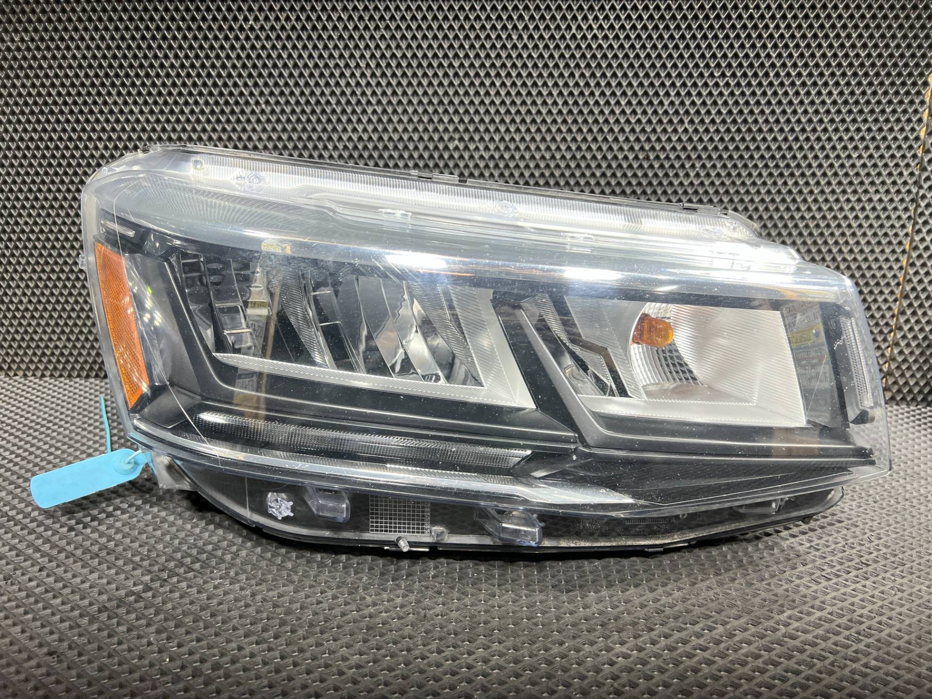 Фара правая Volkswagen Taos 1 поколение 2023 OEM 2GJ941036