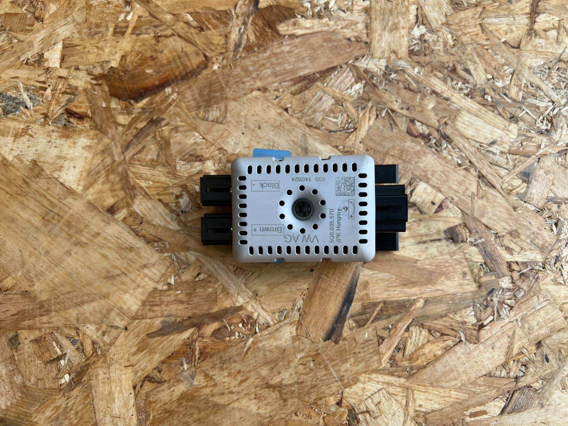 Усилитель антенны Skoda Superb 3 2024 OEM 5Q0035570