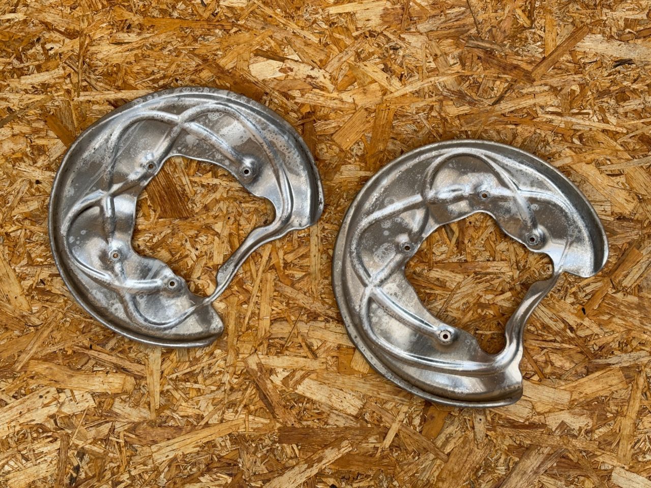 защитный кожух тормозного механизма Audi A6 C8 2018, 2.0 л., бензин, АКПП, седан, 80A615612B, 80A615611B - фото №1