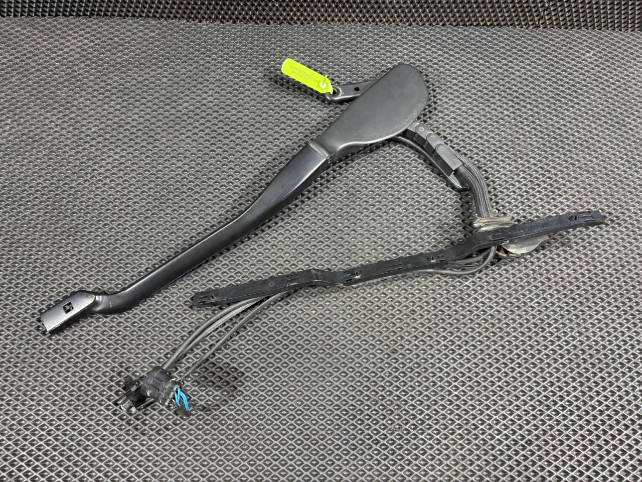 щеткодержатель (поводок стеклоочистителя, дворник) Mercedes-Benz SL-Класс R231 2012, 4.7 л., бензин, АКПП, кабриолет, A2318240449, W000030376, A2318240011, W000039583 - фото №1