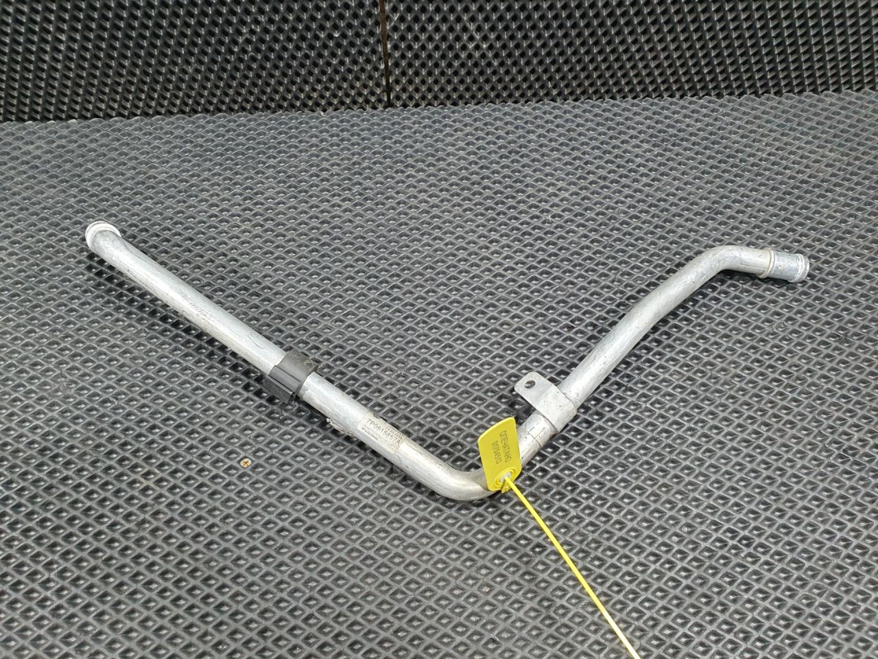 трубка охлаждающей жидкости Volkswagen Touareg 2 поколение 2013, 3.6 л., бензин, АКПП, внедорожник 5 дв., 7P0815857A - фото №1