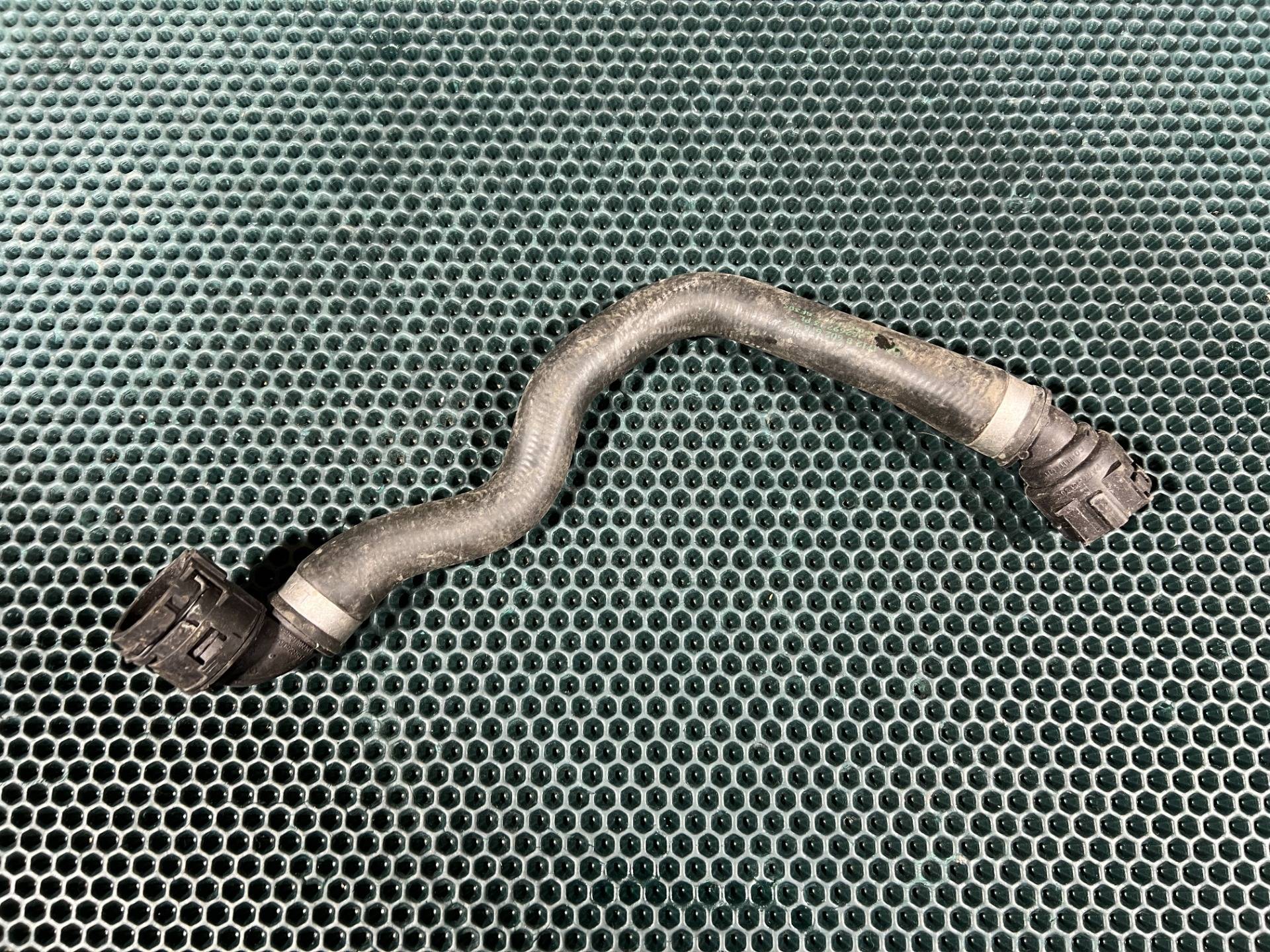 Патрубок (трубопровод, шланг) BMW M8 1 поколение [рестайлинг] F91/F92/F93 2018 OEM 17128602676