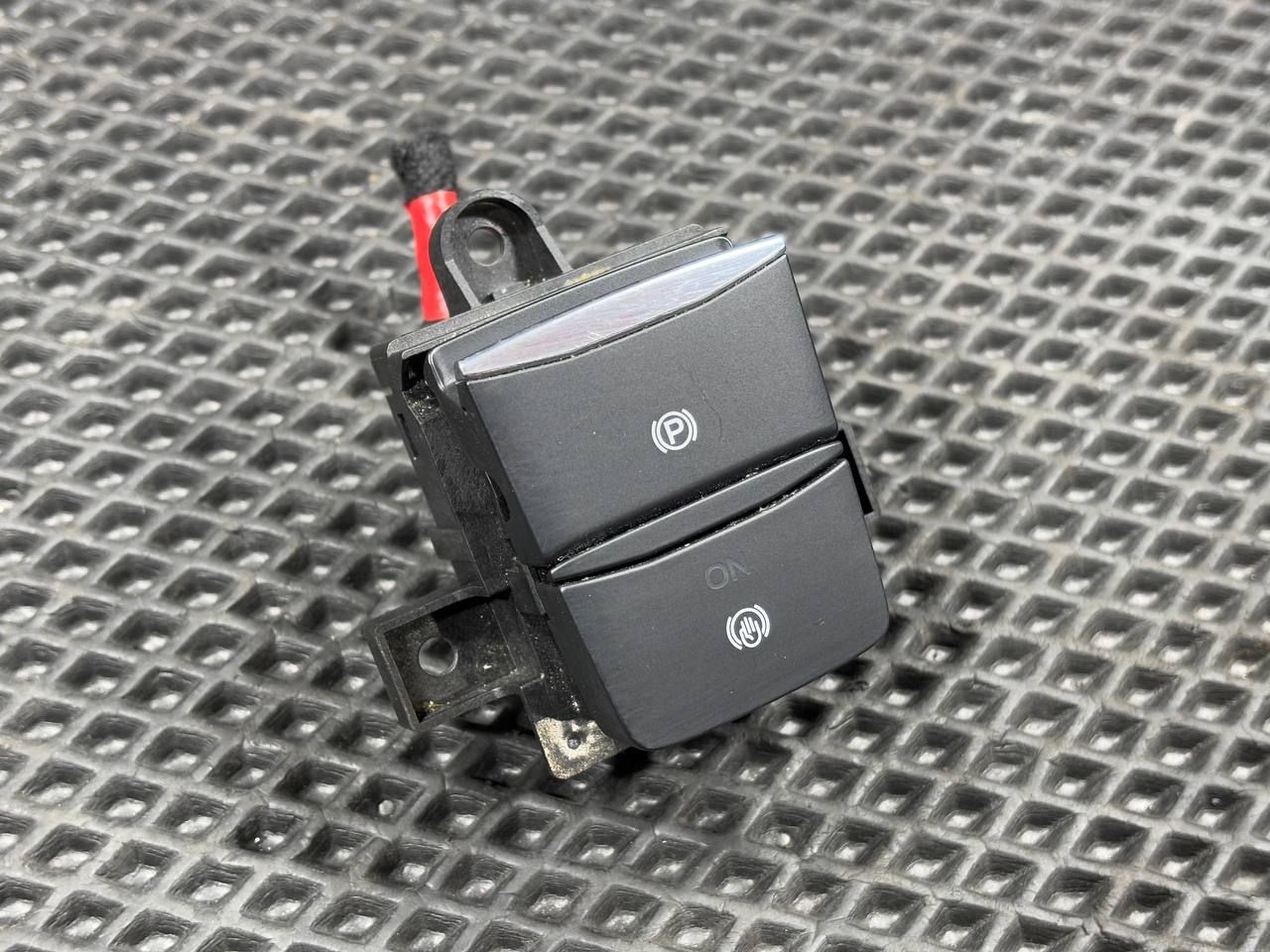 кнопка ручного тормоза (ручника) Ford Bronco Sport 1 поколение 2020, 1.5 л., бензин, АКПП, внедорожник 5 дв., LB5T-2B623-AAW - фото №1