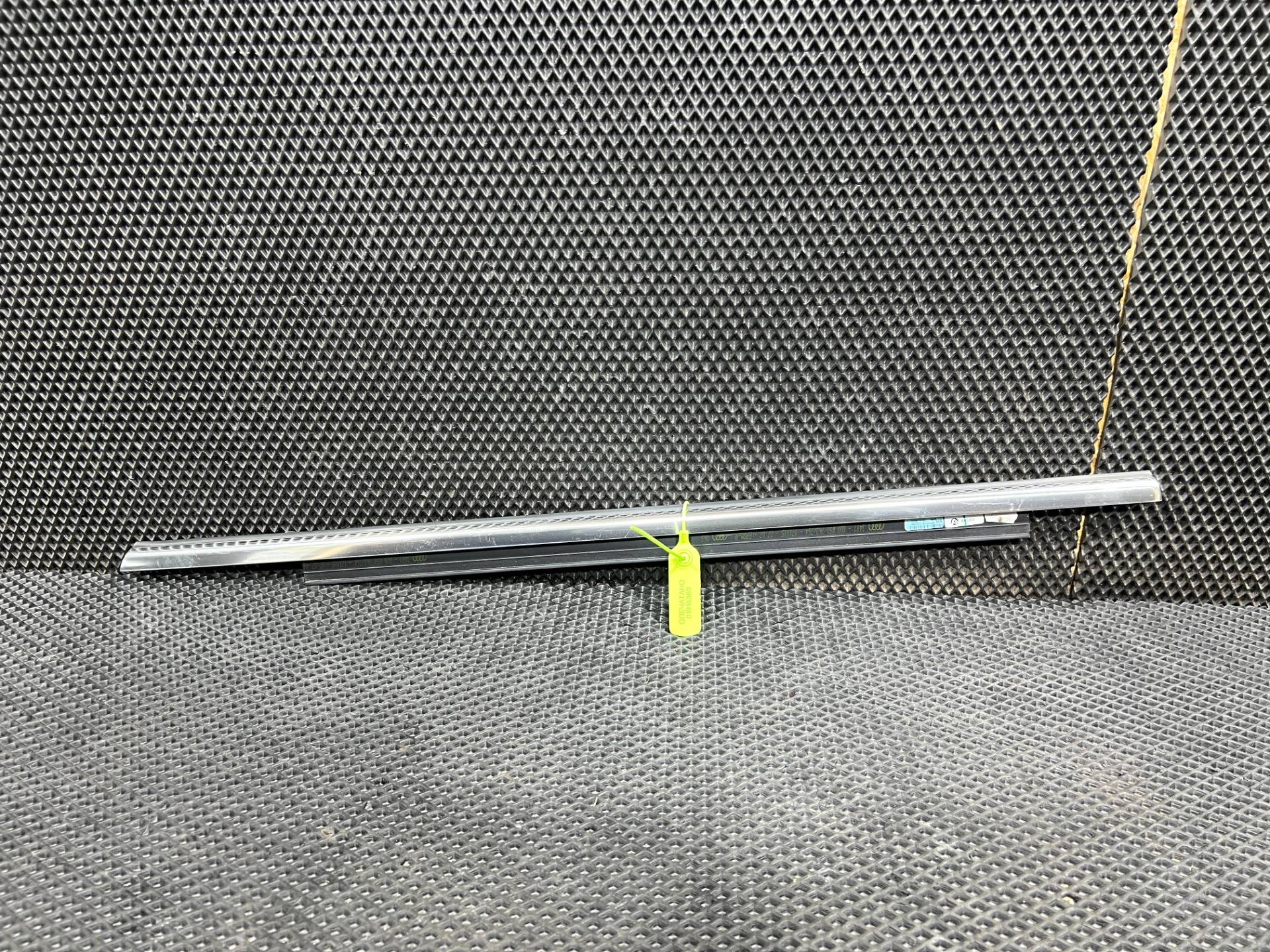 Молдинг двери задней правой Audi Q3 8U 2016 OEM 8U0853764