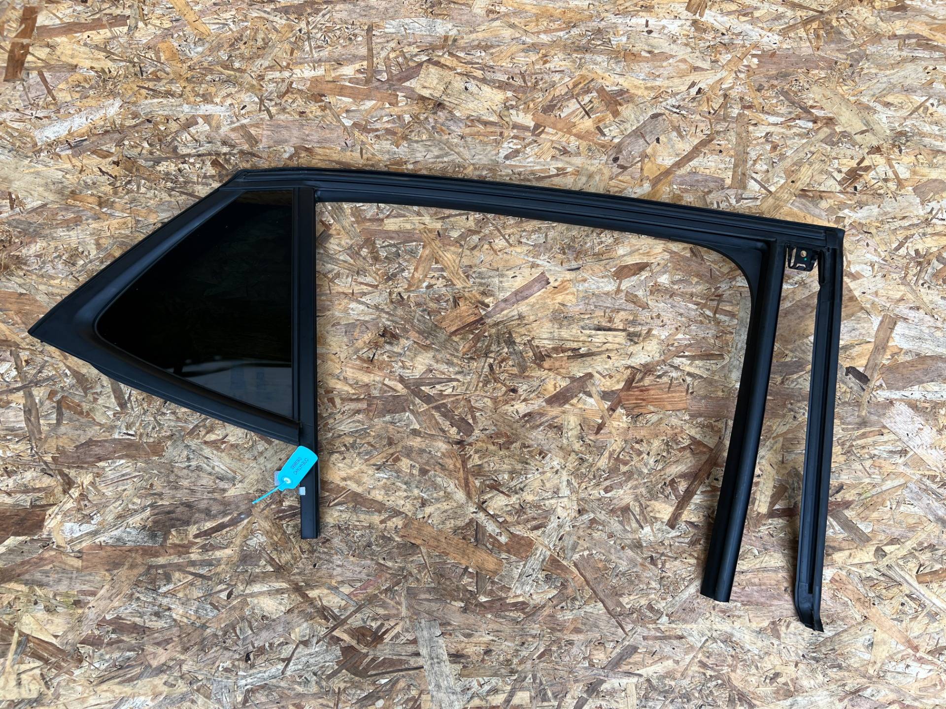 форточка задняя правая Buick Encore GX 2024 OEM 42820477, 42752078, 42757367, 42757517, 42763668, 42764300, 42766478, 42776519
