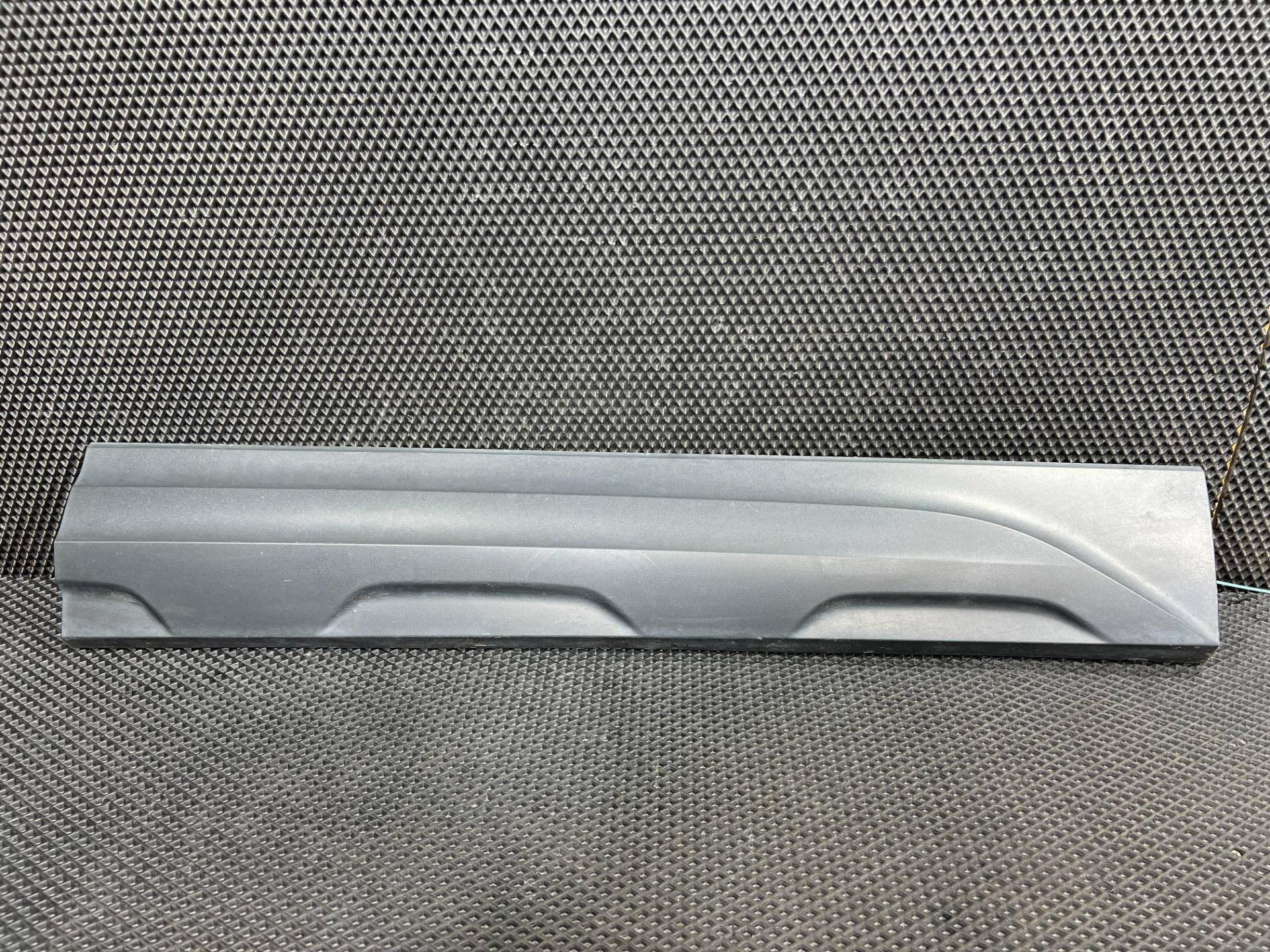 Молдинг двери передней правой Volkswagen Taos 1 поколение 2023 OEM 2GJ854940