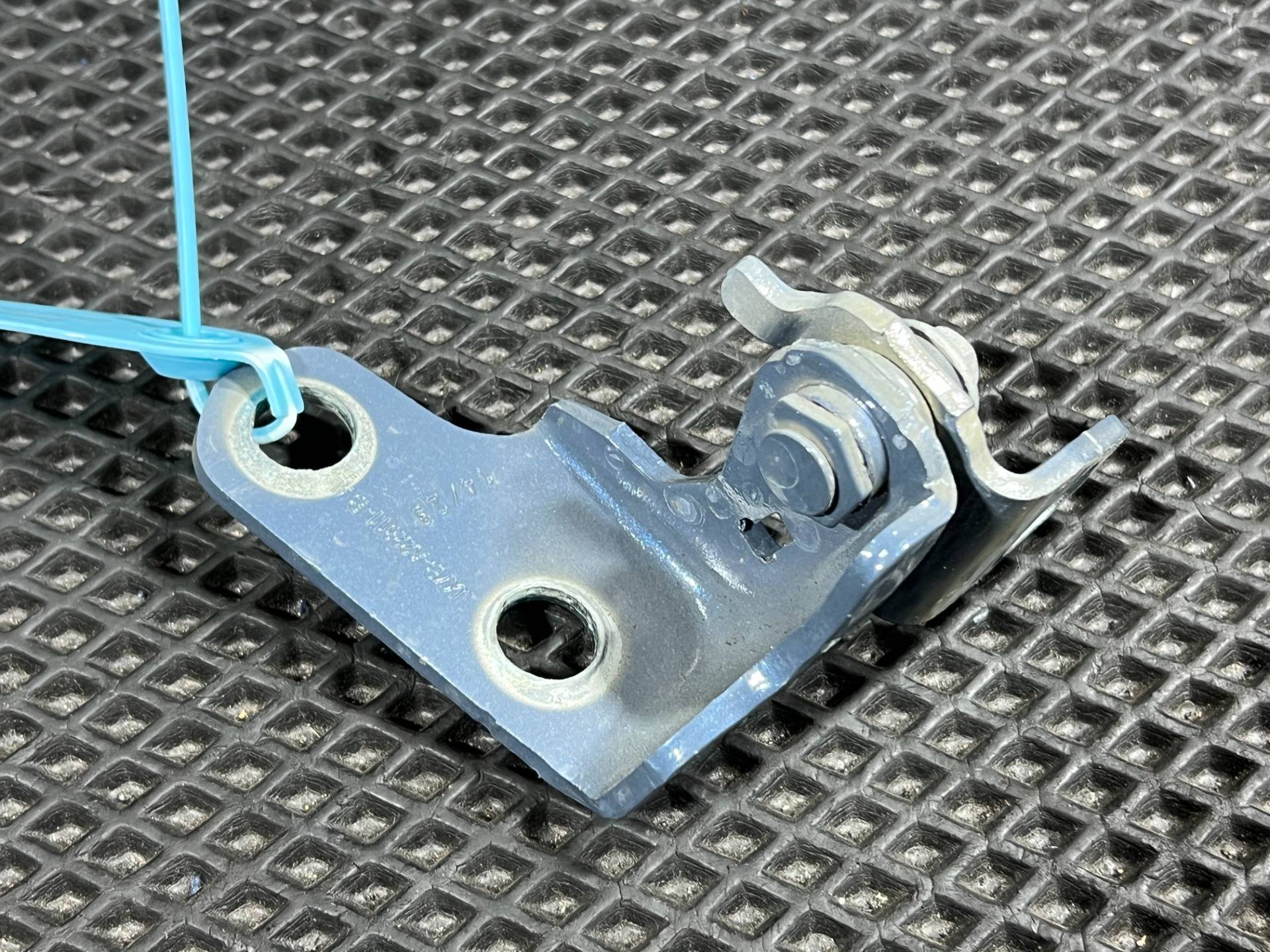 петля двери передней левой Ford Mustang Mach-E 2023 OEM JX7BA22811BA