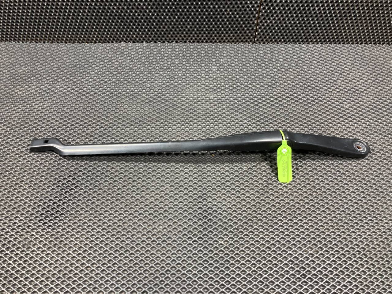 щеткодержатель (поводок стеклоочистителя, дворник) BMW 5 серия G30/G31 2016, 4.4 л., бензин, АКПП, седан, 61617357315, 152723 - фото №1