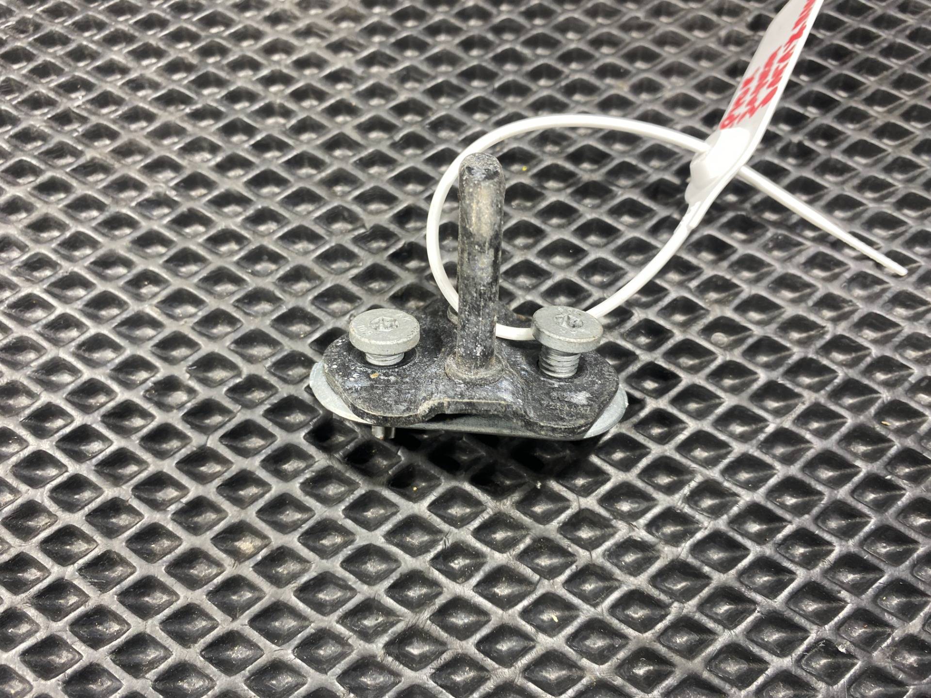 Ответная часть замка багажника BMW X5 F15 2018 OEM 51247294437