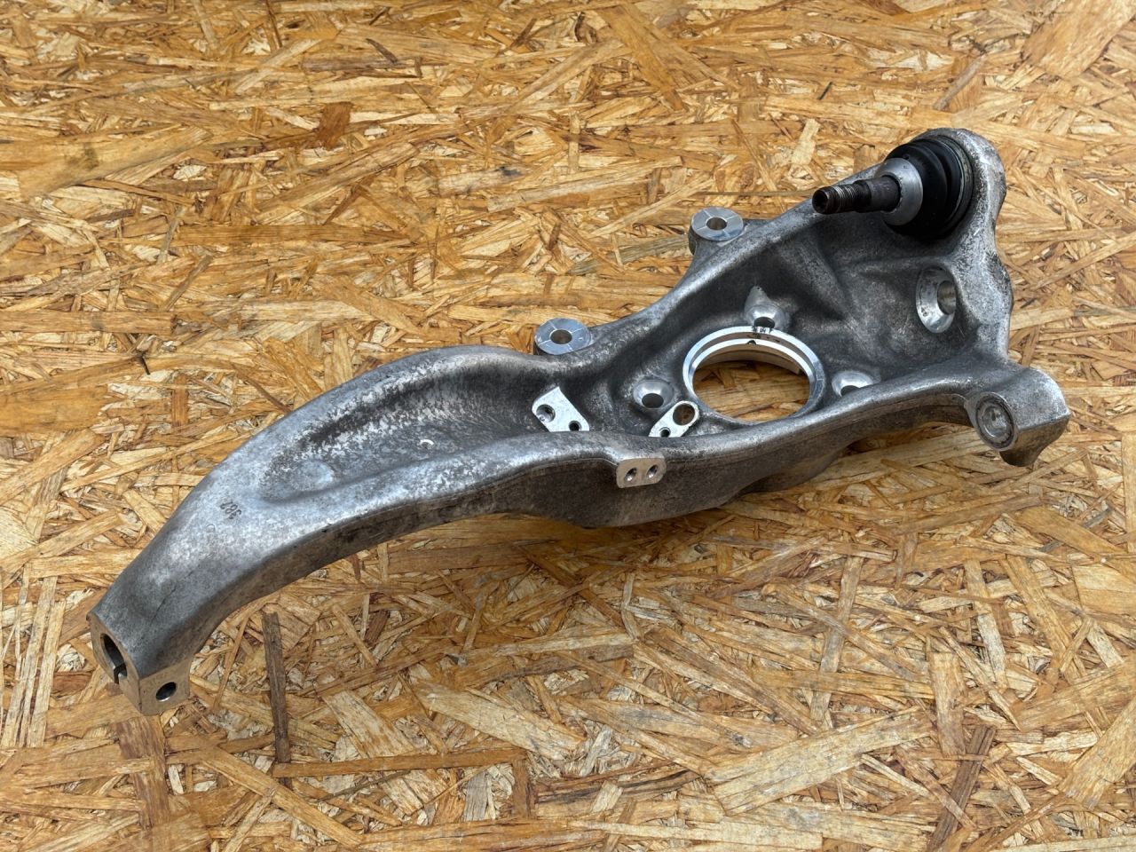 кулак поворотный правый BMW 7 серия G11/G12 2016, 4.4 л., бензин, АКПП, седан, 688438001, 31206884380 - фото №1