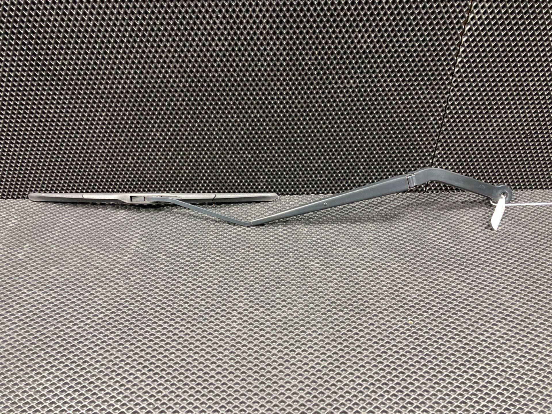Щеткодержатель (поводок стеклоочистителя, дворник) BMW X6 F16 2018 OEM 7304071