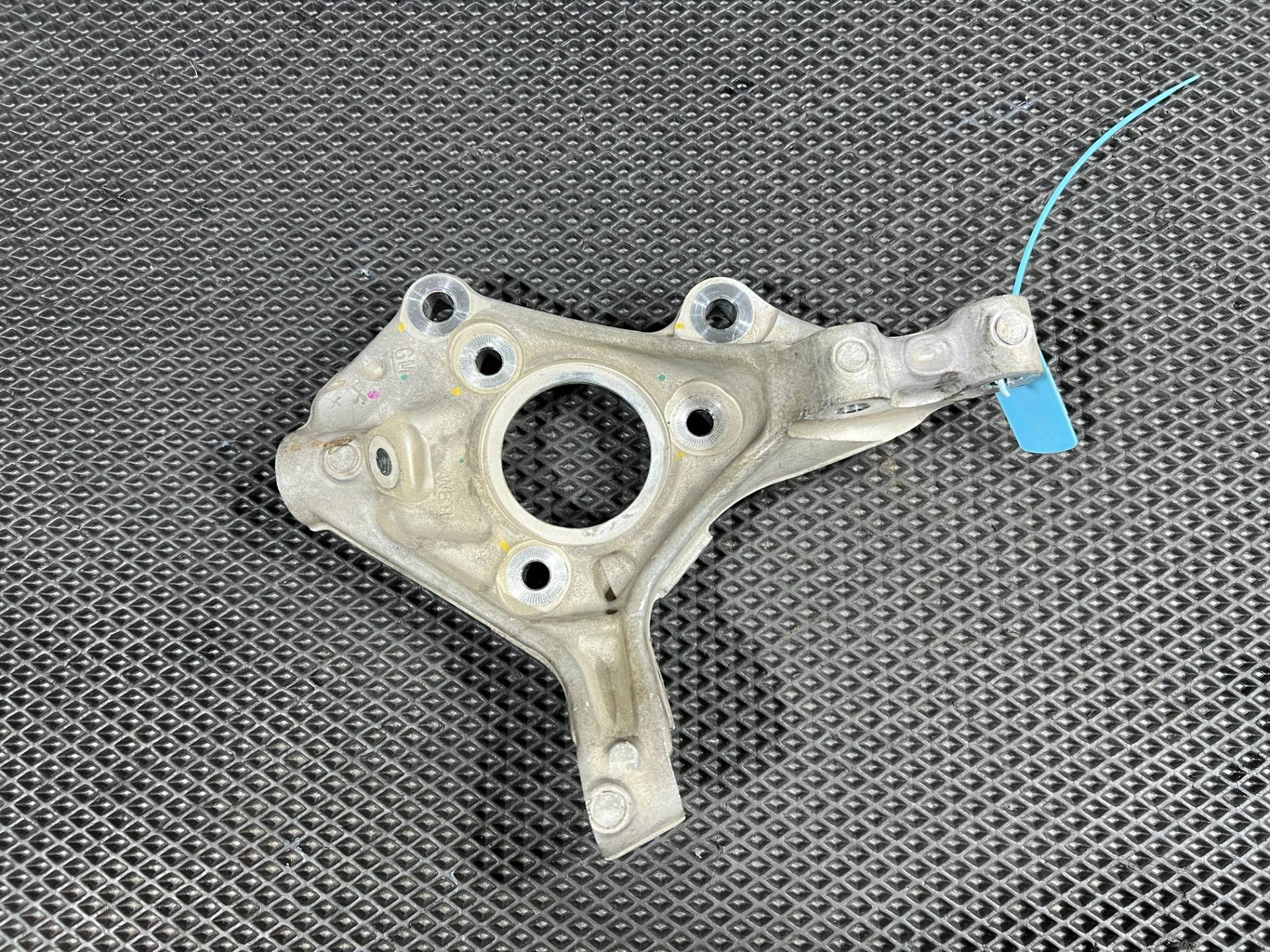 кулак поворотный правый Buick Encore GX рестайлинг 2023 OEM 42757359, 42481616
