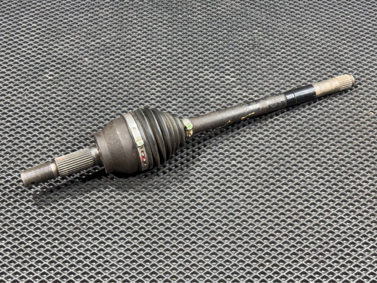 полуось передняя правая (приводной вал, ШРУС) Infiniti FX50 2 поколение 2010, 5.0 л., VK50VE, бензин, АКПП, внедорожник 5 дв., 39100-1CA0A - фото №1