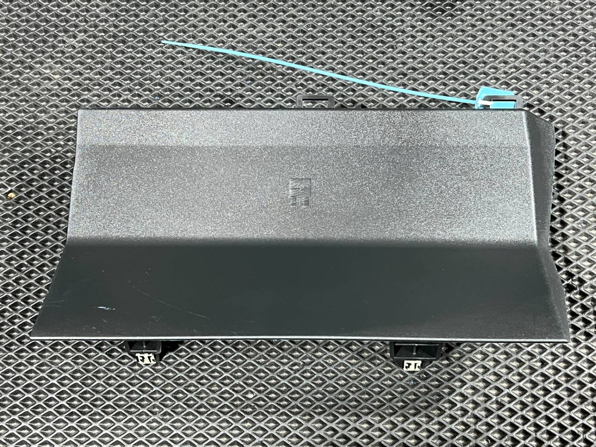 крышка блока предохранителей Ford Mustang Mach-E 2023 OEM LJ8B-R020C62-ACW, LJ8B-R020A78-ACW